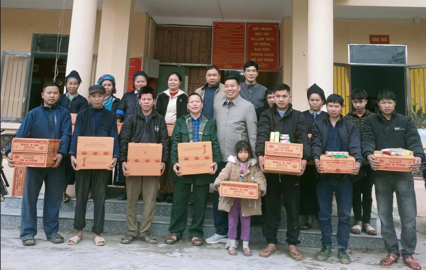 Xã Thàng Tín trao quà cho các hộ dân thuộc diện bồi thường, giải phóng mặt bằng xây dựng Trường Nội trú TH &THCS Thàng Tín, tỉnh Tuyên Quang