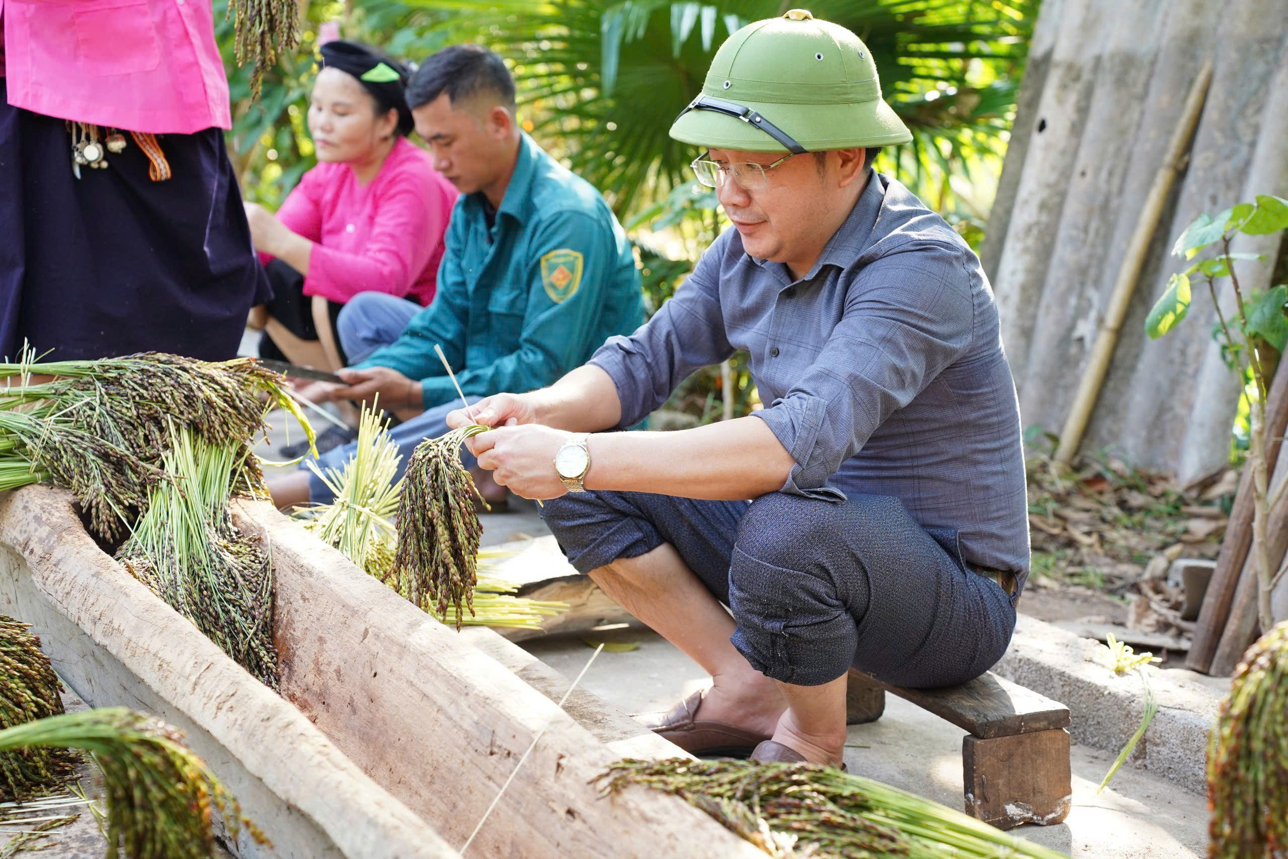 BÍ THƯ ĐẢNG ỦY XÃ TÂN TRỊNH CÙNG BÀ CON THÔN VÉN LƯU GIỮ HƯƠNG CỐM TRUYỀN THỐNG DÂN TỘC TÀY