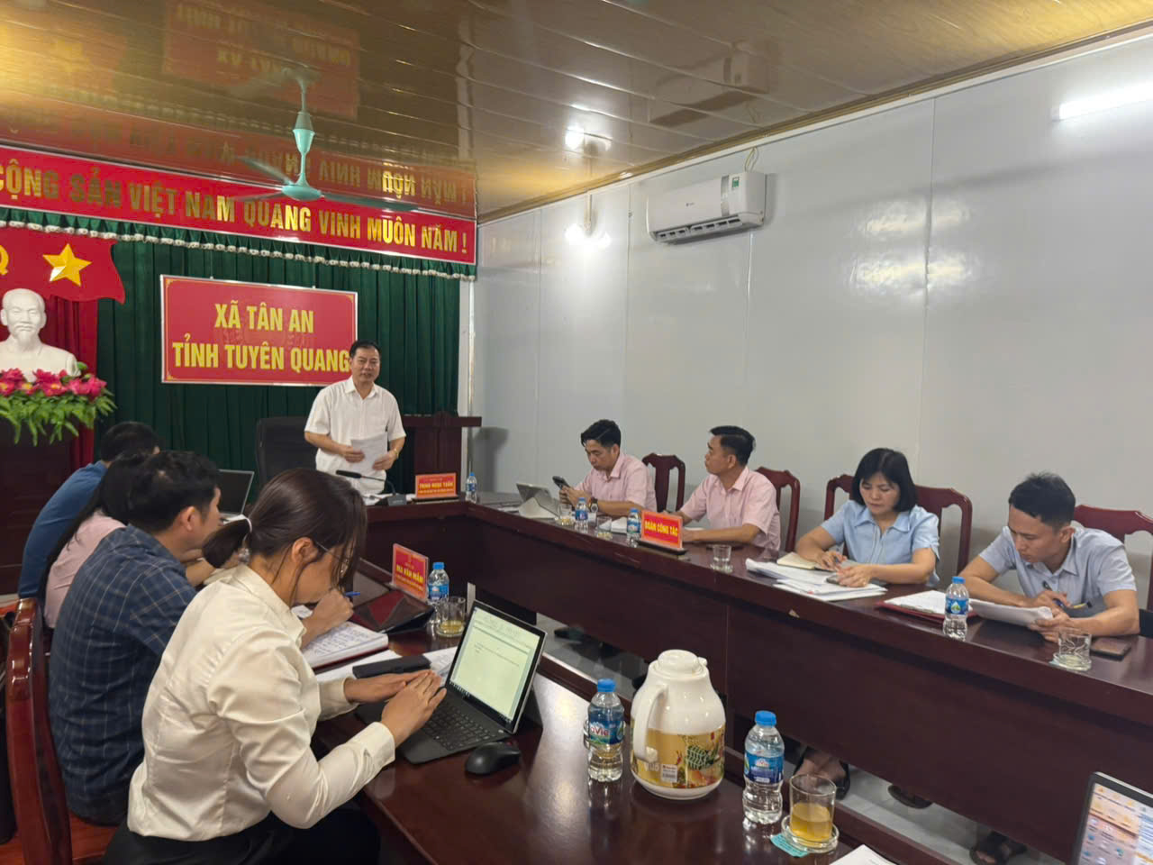 Ngân hàng Nhà nước khu vực 4 làm việc vói Ban đại diện Hội đồng quản trị Nhân hàng chính chính xã hội xã Tân An