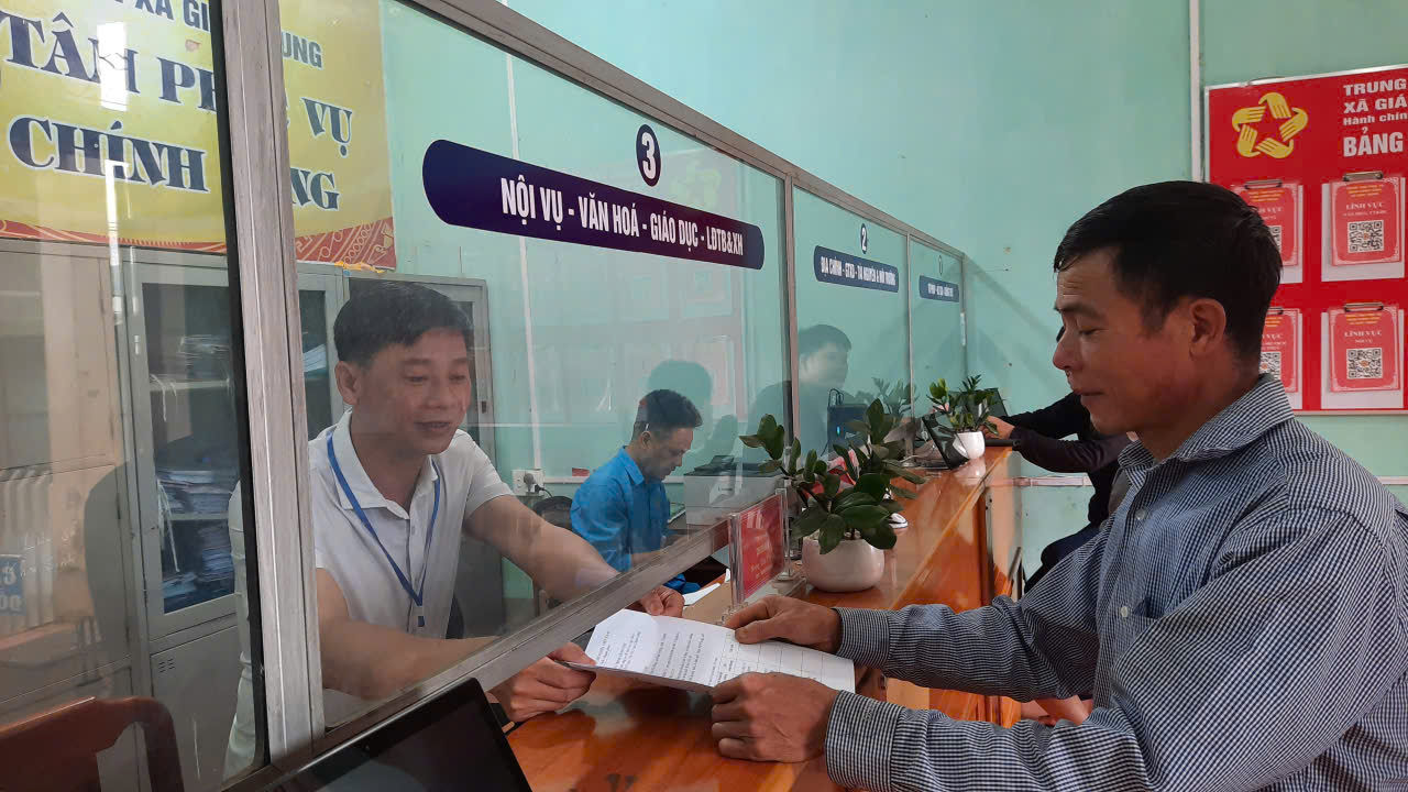                          XÃ GIÁP TRUNG ĐẨY MẠNH THỰC HIỆN GIẢI QUYẾT THỦ TỤC HÀNH CHÍNH