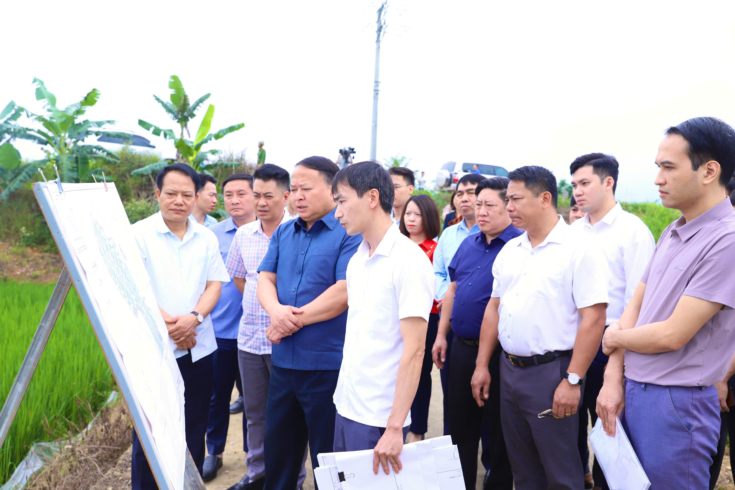 Chủ tịch UBND tỉnh Phan Huy Ngọc trực tiếp khảo sát quy hoạch hạ tầng đường, cầu giao thông, cụm công nghiệp, khu công nghiệp xã Sơn Thủy.