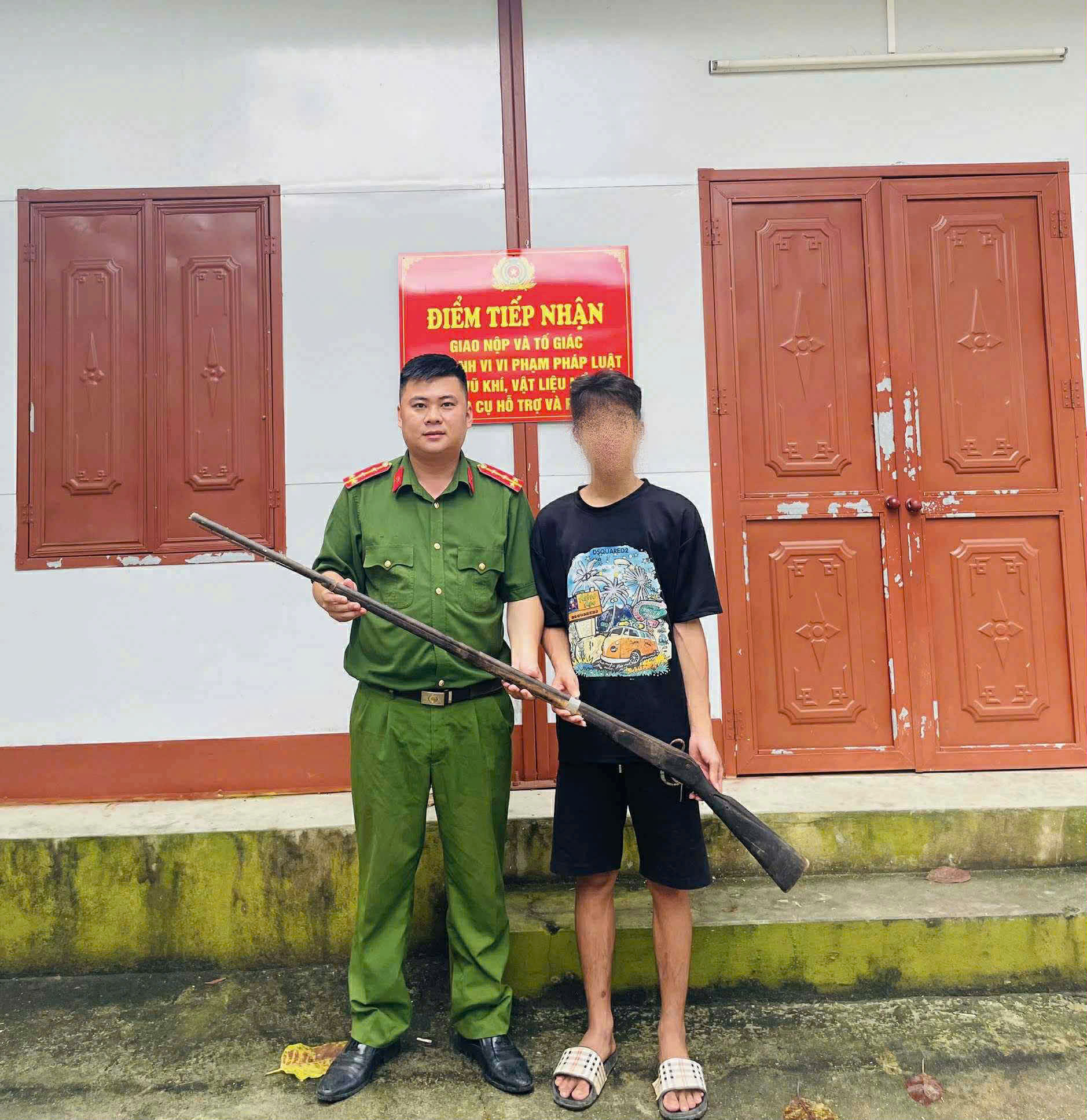 CÔNG AN XÃ XUÂN VÂN TĂNG CƯỜNG TUYÊN TRUYỀN, VẬN ĐỘNG NHÂN DÂN GIAO NỘP VŨ KHÍ, VẬT LIỆU NỔ, CÔNG CỤ HỖ TRỢ