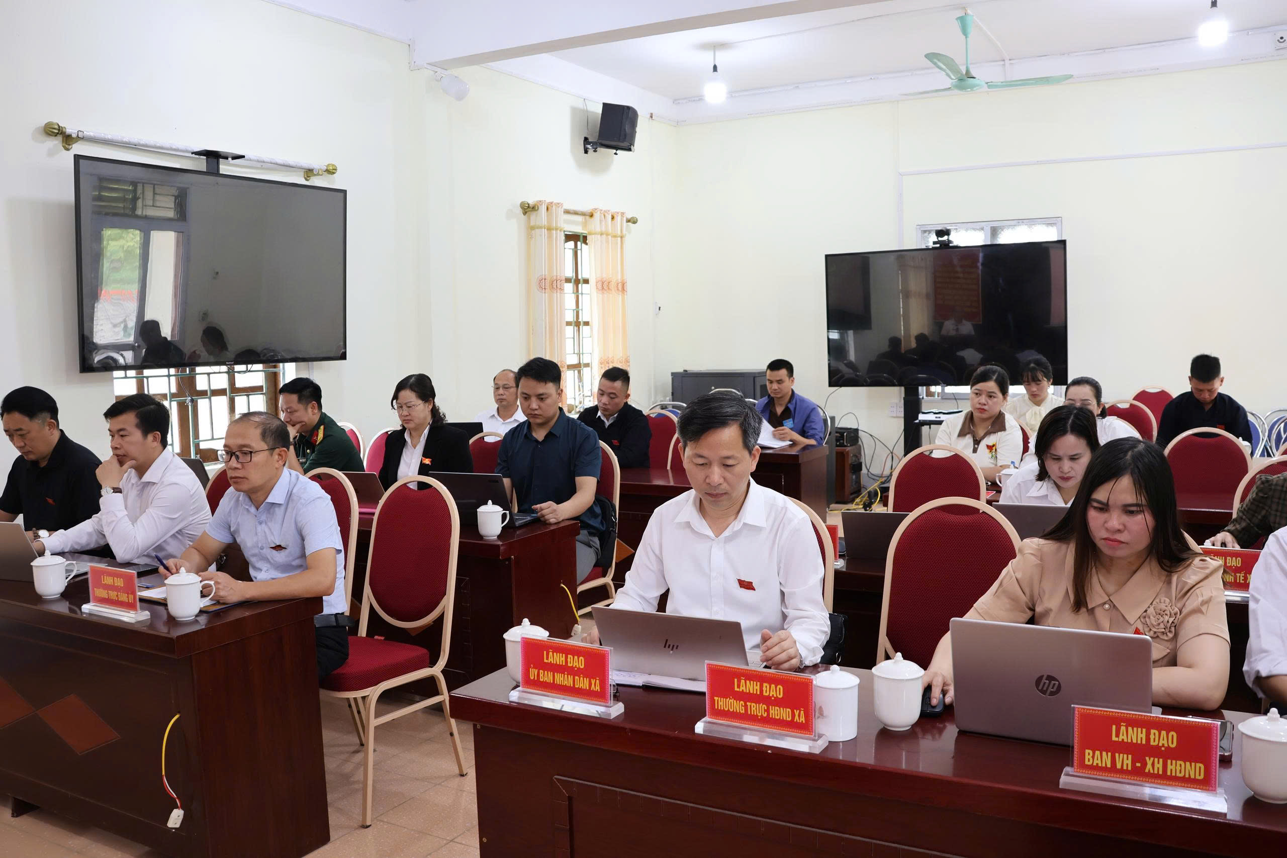 HĐND xã Sủng Máng tổ chức Kỳ họp thứ hai chuyên đề, xem xét nhiều nội dung quan trọng về đầu tư công và quy chế hoạt động