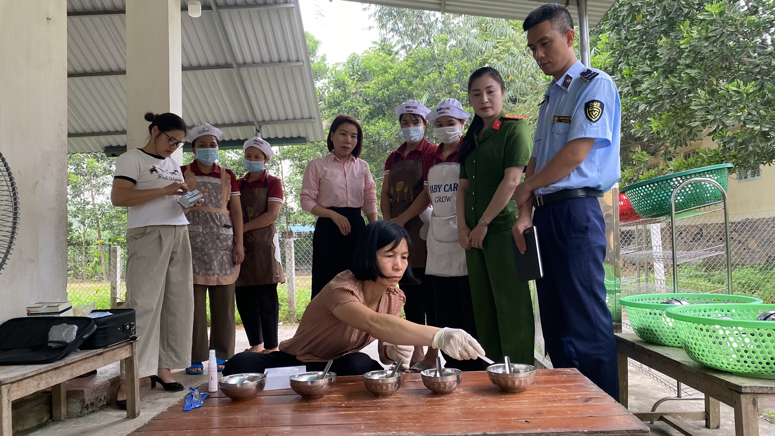 Kiểm tra an toàn vệ sinh thực phẩm tại các bếp ăn tập thể trong các cơ sở giáo dục trên địa bàn xã Yên Sơn