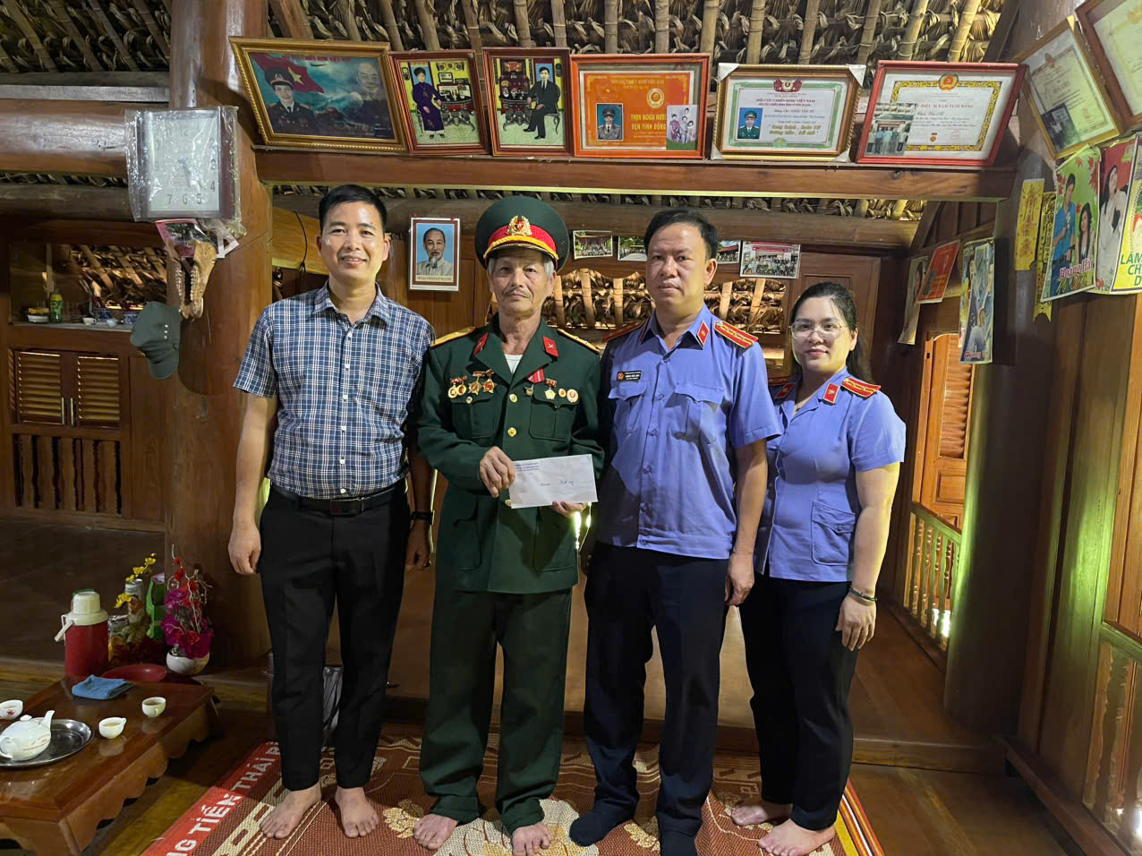 Viện trưởng Viện Kiểm sát nhân dân khu vực III tỉnh Tuyên Quang thăm, tặng quà các gia đình chính sách tại xã Lâm Bình