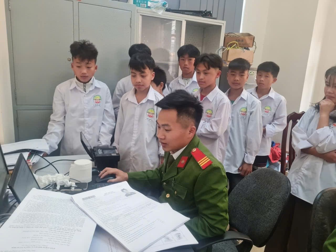 Công an xã Khâu Vai tích cực cấp căn cước cho học sinh trên địa bàn
