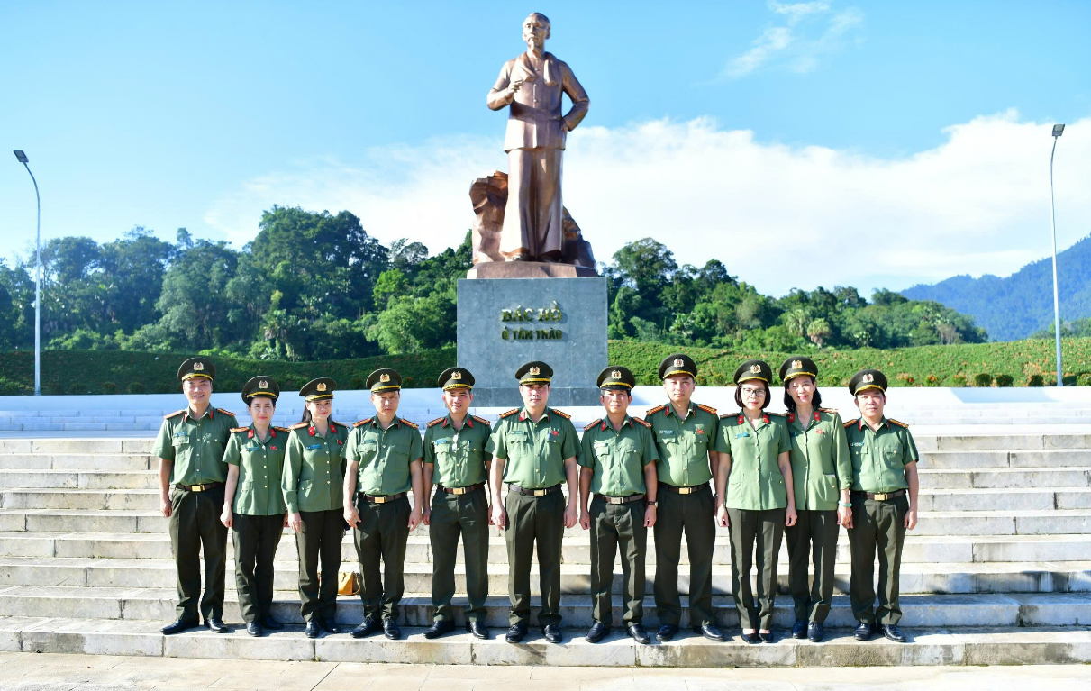 ĐOÀN ĐẠI BIỂU CÔNG AN THÀNH PHỐ ĐÀ NẴNG VỀ NGUỒN TẠI DI TÍCH NHA CÔNG AN TRUNG ƯƠNG