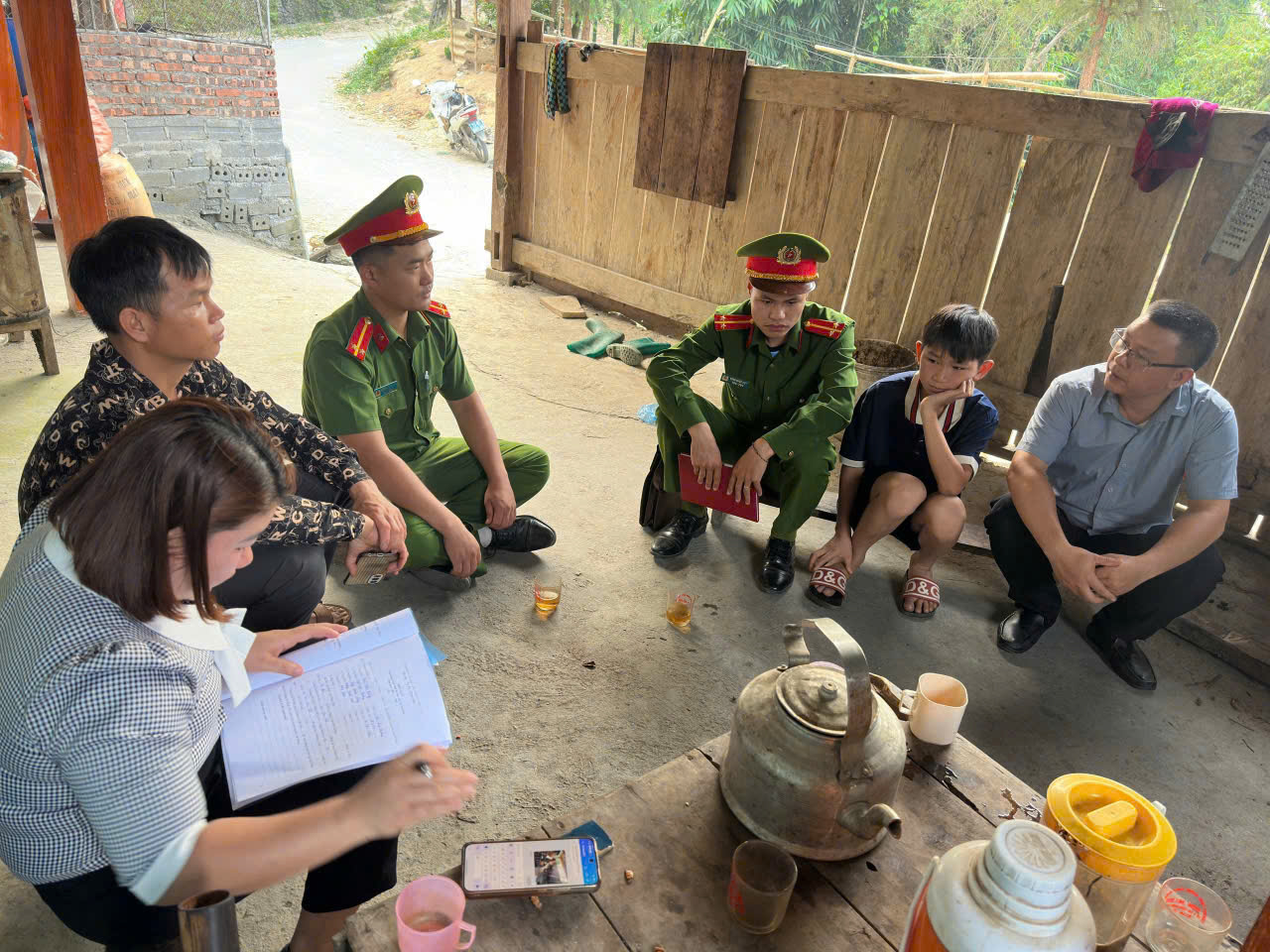 CÔNG AN XÃ PỜ LY NGÀI PHỐI HỢP TRƯỜNG PTDTBT TH&THCS XÃ PỜ LY NGÀI TUYÊN TRUYỀN, VẬN ĐỘNG HỌC SINH ĐẾN LỚP 