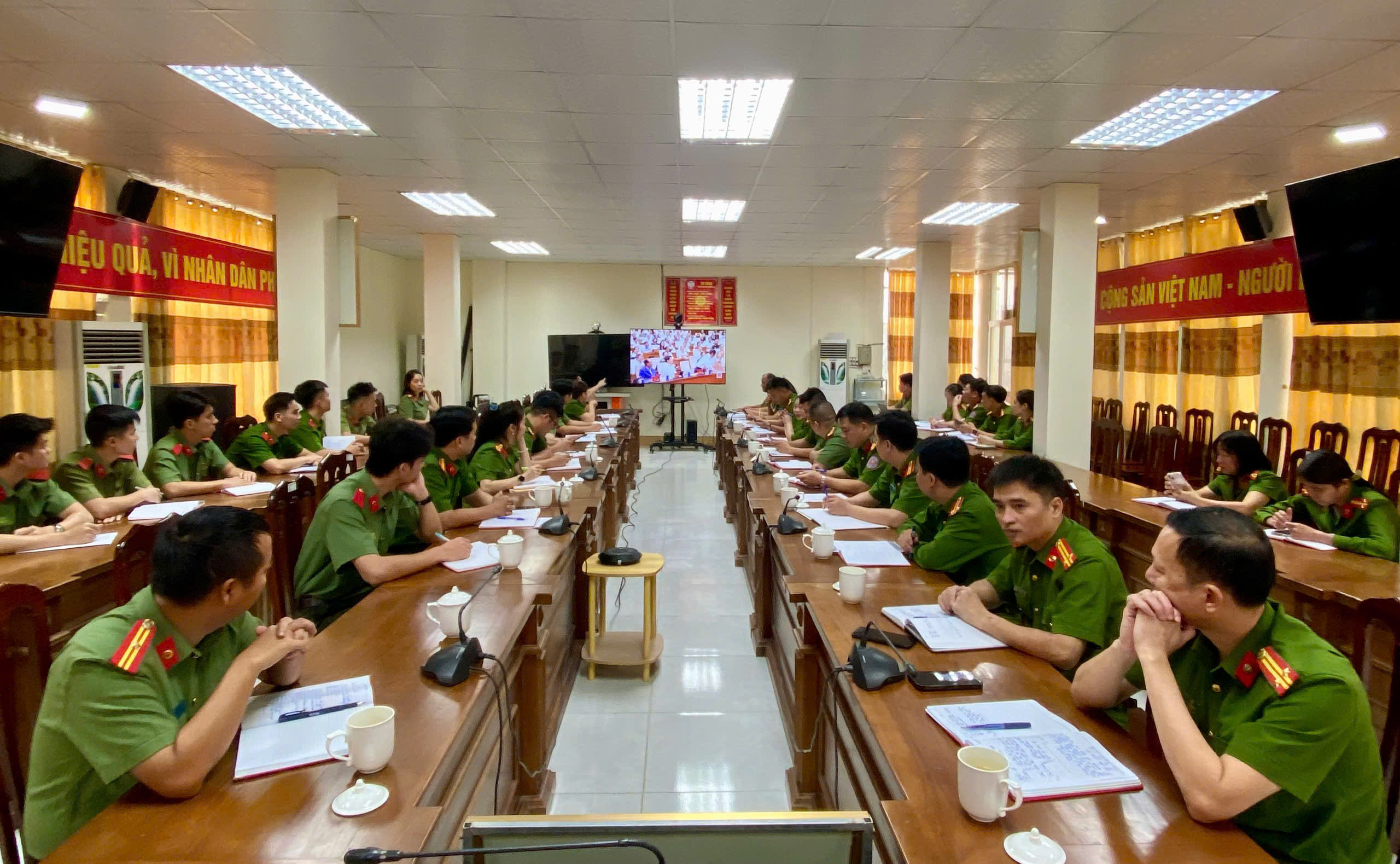ĐẢNG BỘ CÔNG AN PHƯỜNG HÀ GIANG 2 THAM DỰ HỘI NGHỊ QUÁN TRIỆT, TRIỂN KHAI NGHỊ QUYẾT HỘI NGHỊ TRUNG ƯƠNG 4 KHÓA XIV