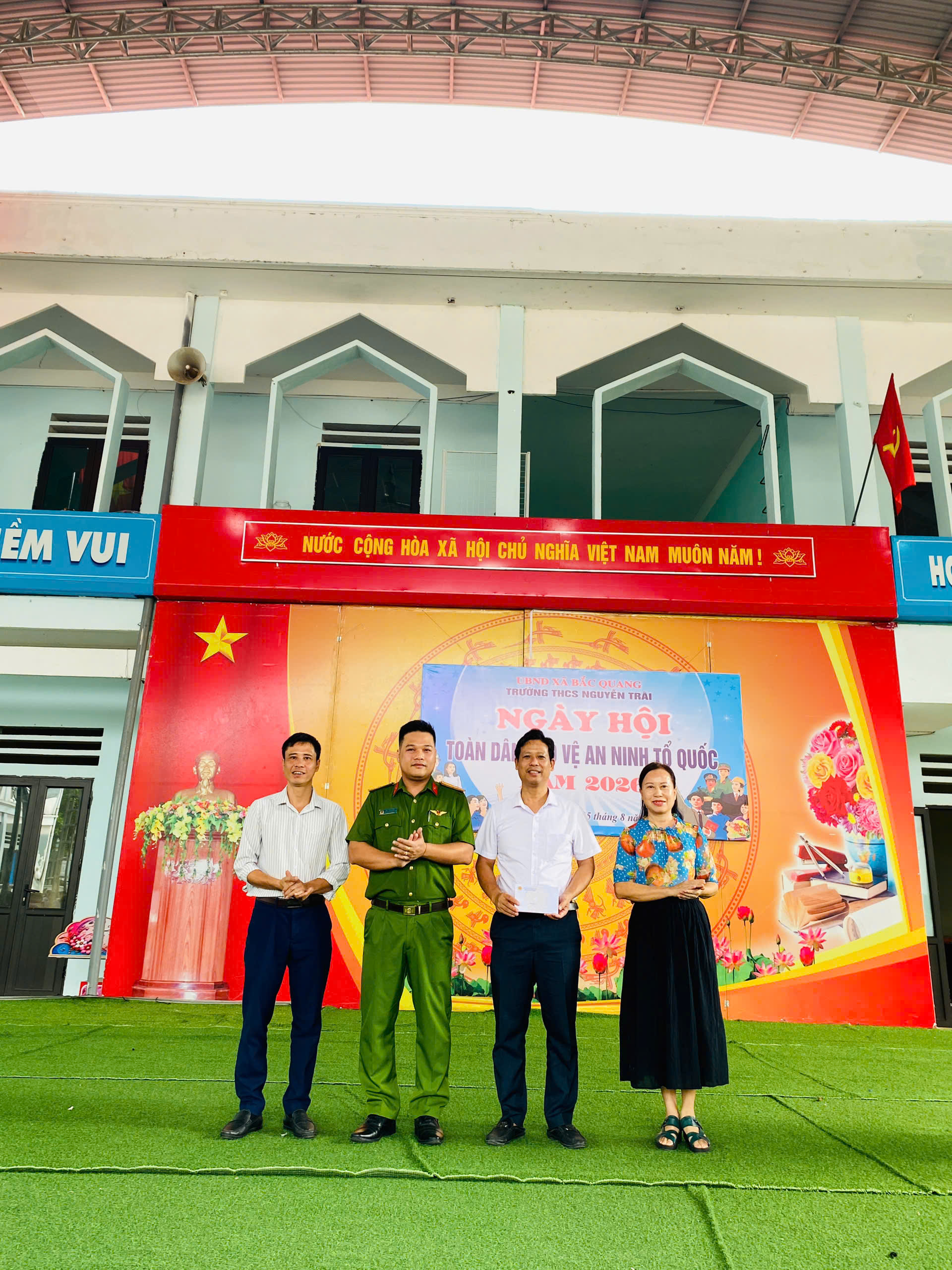 CÔNG AN XÃ BẮC QUANG DỰ "NGÀY HỘI TOÀN DÂN BẢO VỆ AN NINH TỔ QUỐC" VÀ PHỐI HỢP TUYÊN TRUYỀN GIÁO DỤC PHÁP LUẬT TẠI TRƯỜNG THCS NGUYỄN TRÃI