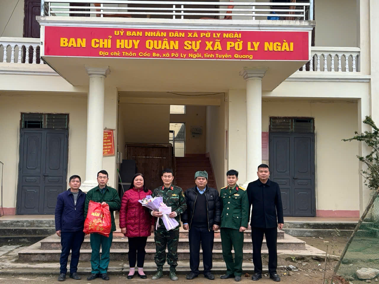 Lãnh đạo xã Pờ Ly Ngài thăm, tặng quà, chúc tết một số cơ quan, đơn vị trực Tết Nguyên đán Bính Ngọ 2026