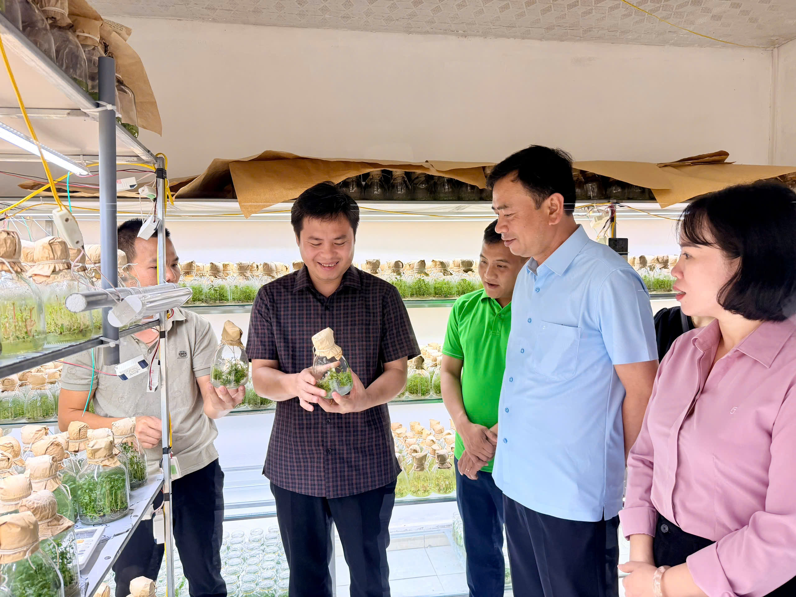 Thường trực Đảng ủy xã Nhữ Khê thăm, nắm tình hình các mô hình phát triển kinh tế