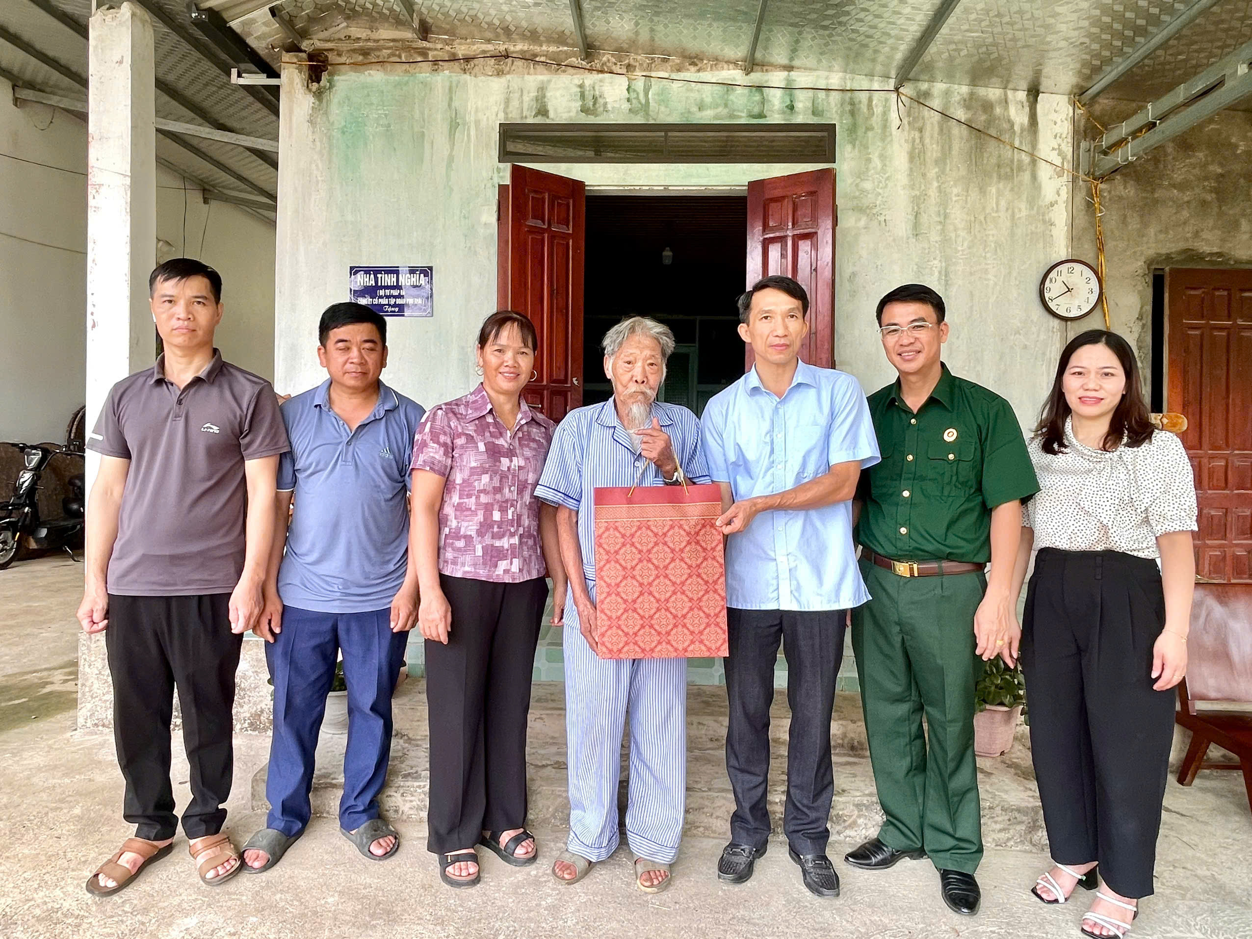 Đồng chí Hà Đình Cường, Phó Bí thư Thường trực Đảng ủy xã Minh Thanh thăm, tặng quà gia đình chính sách