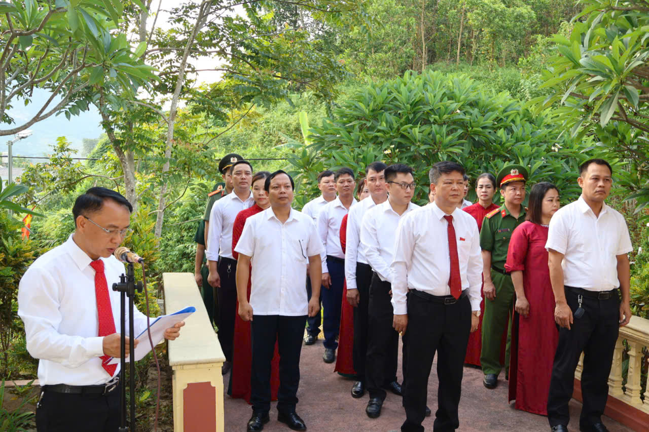 Viếng nghĩa trang Xuân.jpg