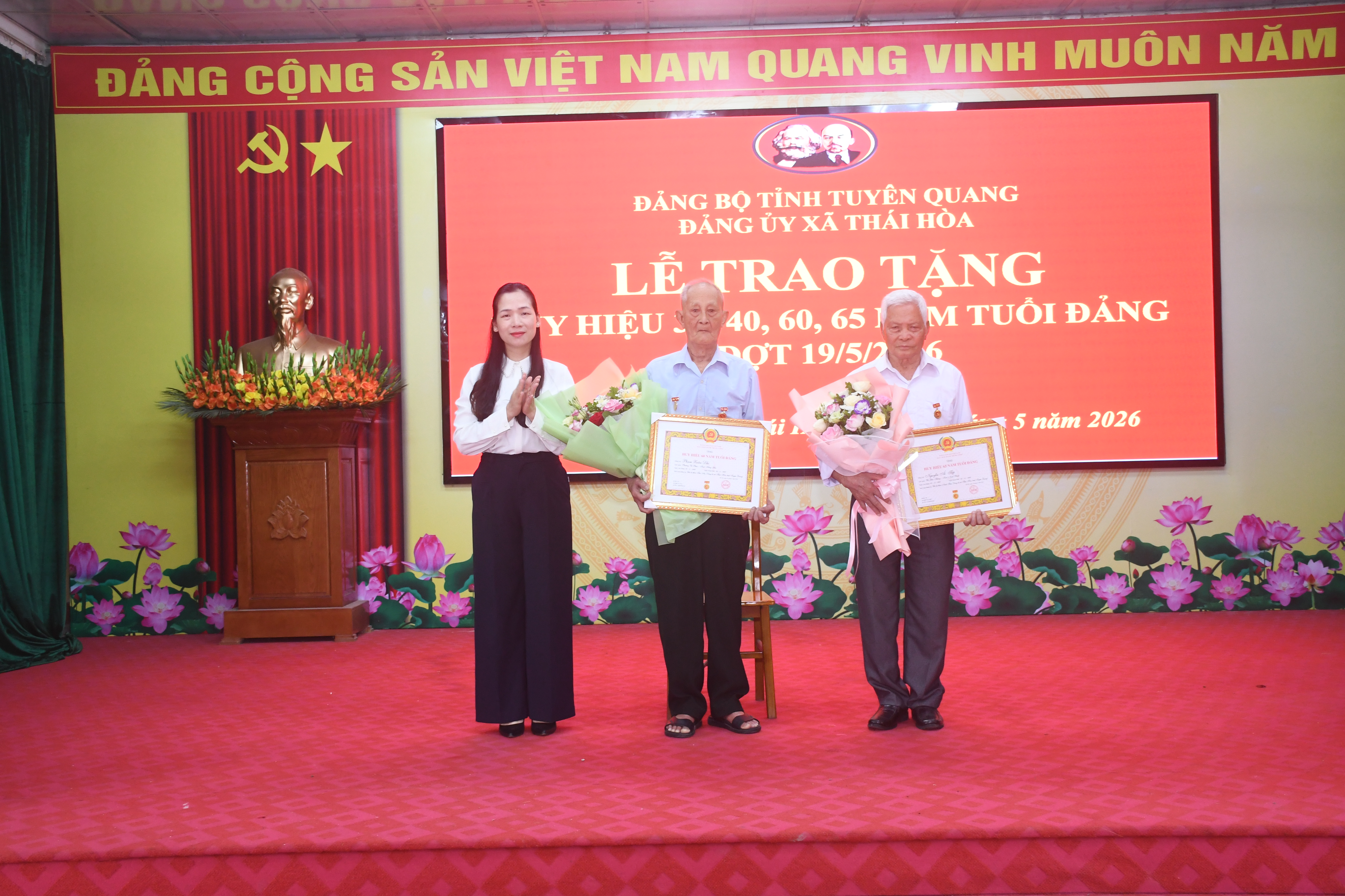 Xã Thái Hòa tổ chức Lễ trao tặng Huy hiệu 30, 40, 60, 65 năm tuổi Đảng đợt 19/5/2026