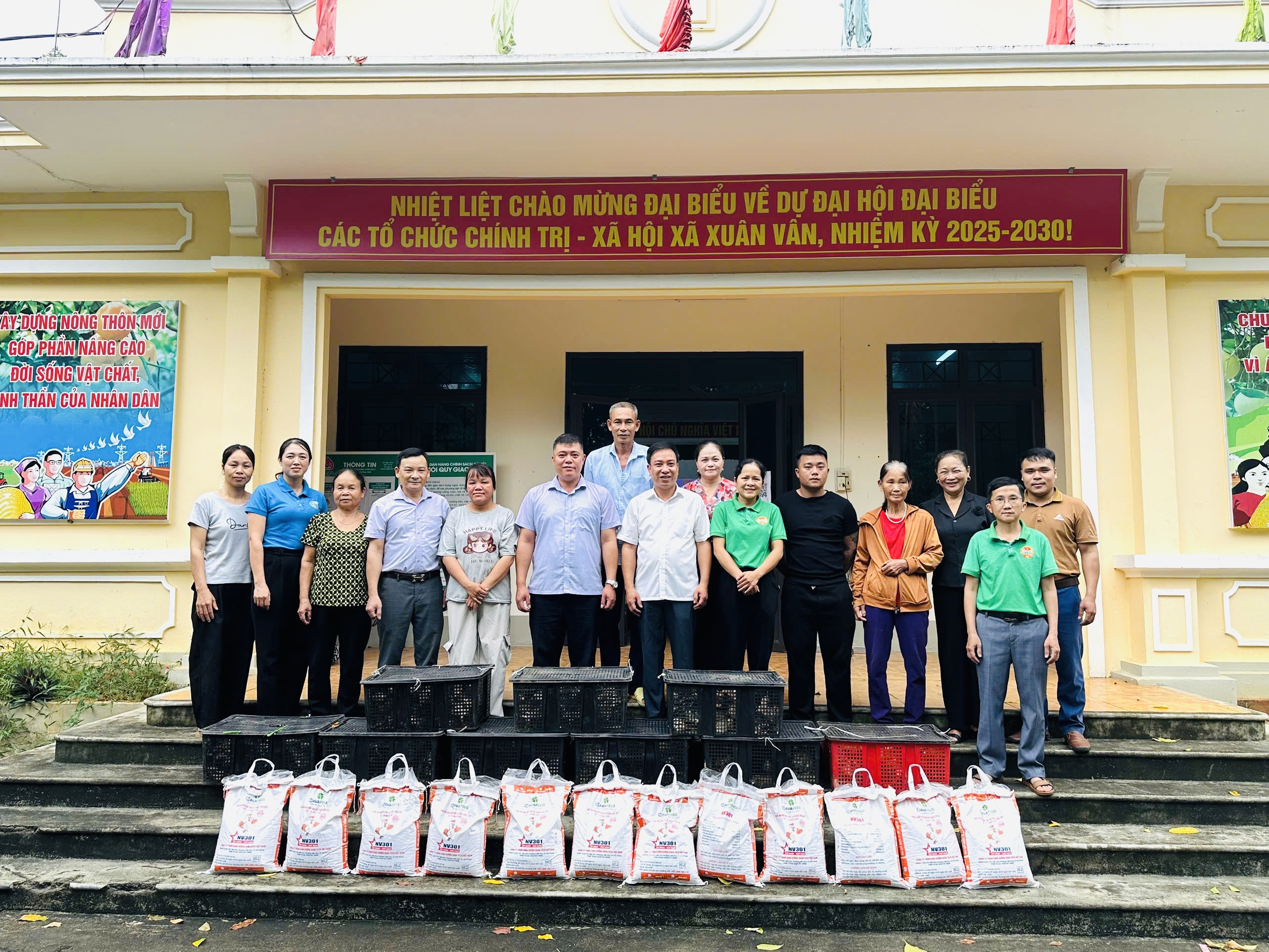 XUÂN VÂN TRAO HỖ TRỢ SINH KẾ CHO 09 HỘ NGHÈO, CẬN NGHÈO, HỘ CÓ HOÀN CẢNH KHÓ KHĂN