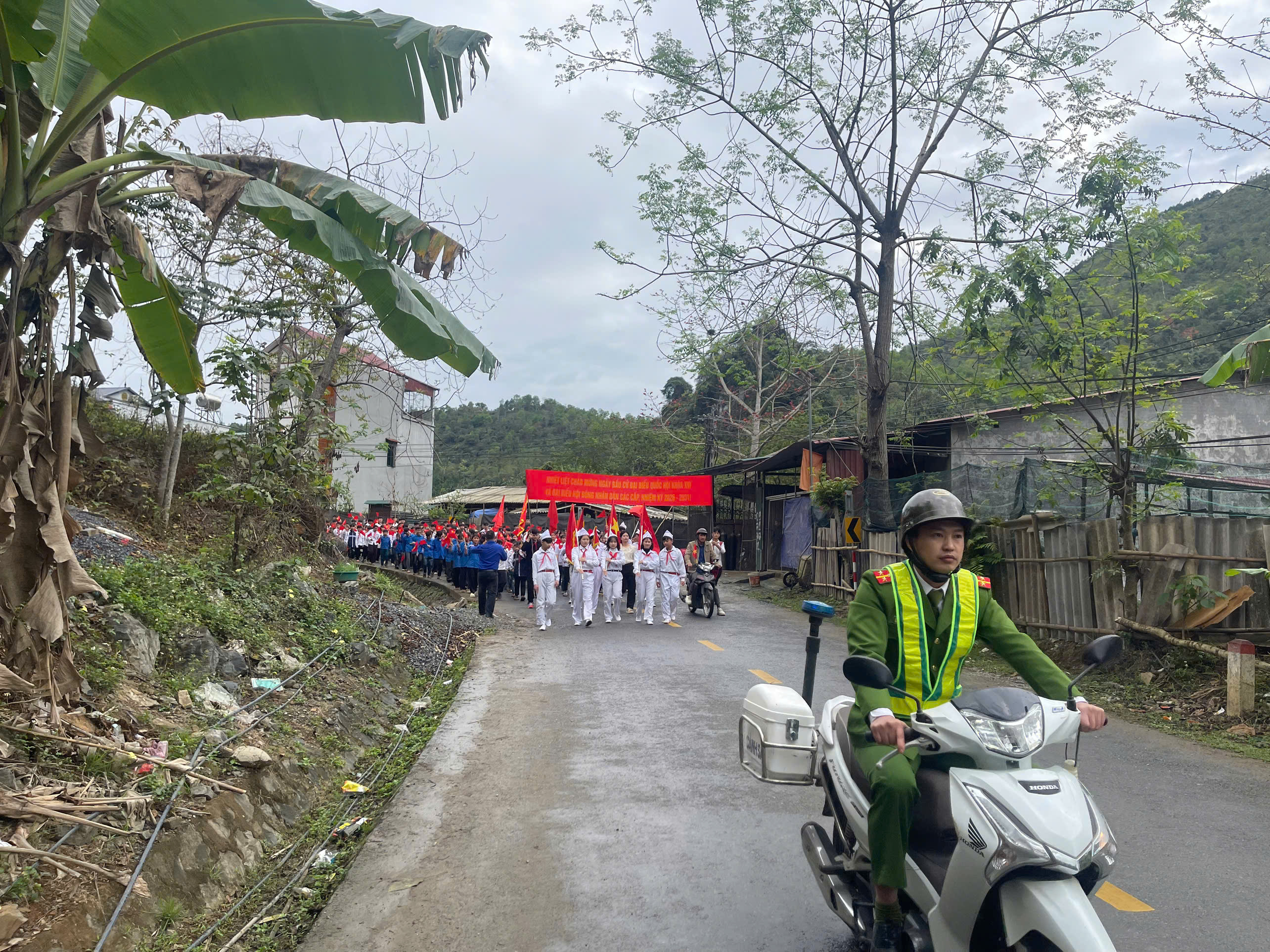 Không khí nhộn nhịp trong công tác tuyên truyền diễu hành cổ động bầu cử tại các trường trên địa xã Niêm Sơn