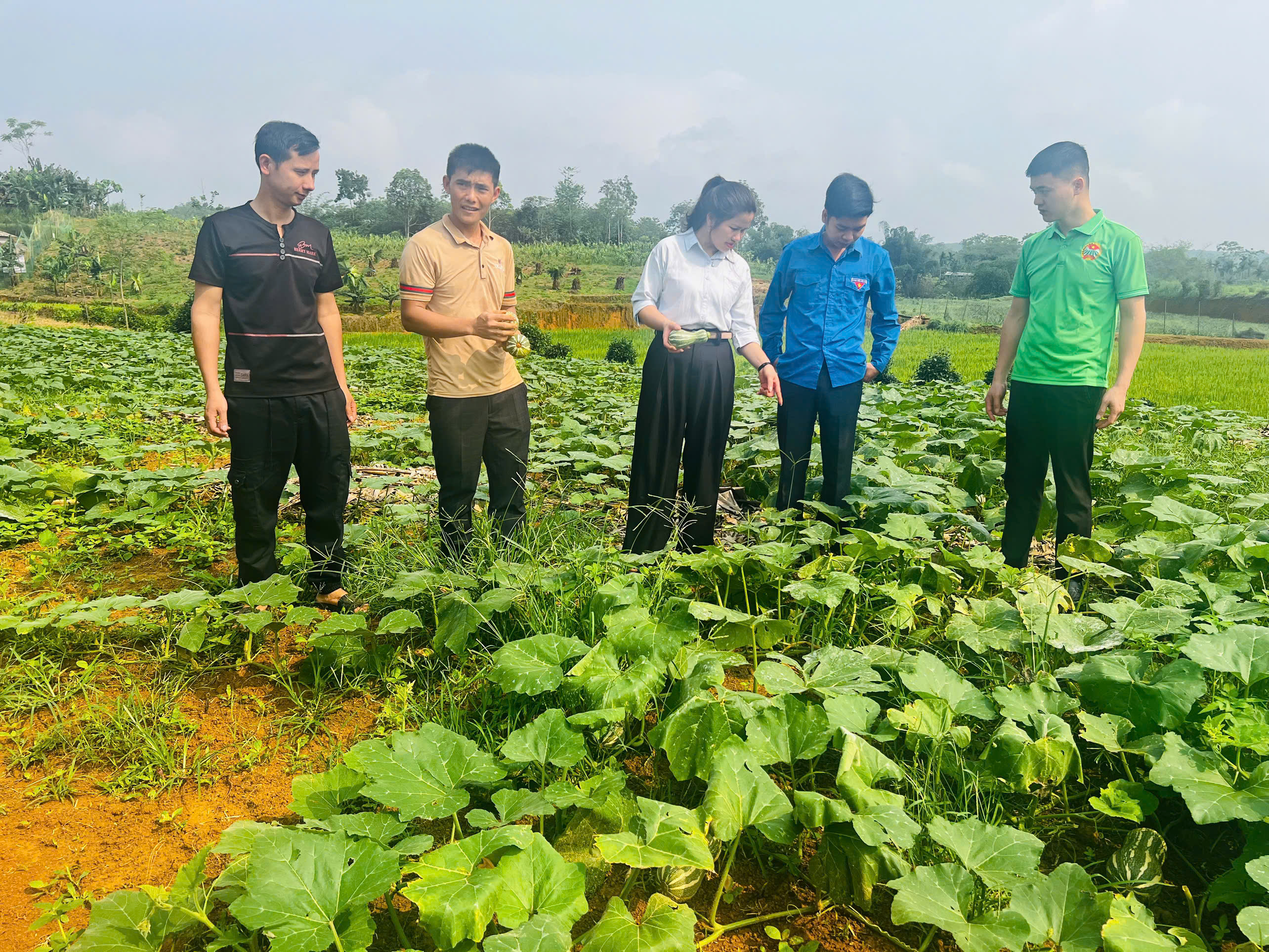 UB MTTQ XÃ BẰNG HÀNH THĂM HỘ GIA ĐÌNH NÔNG DÂN TIÊU BIỂU