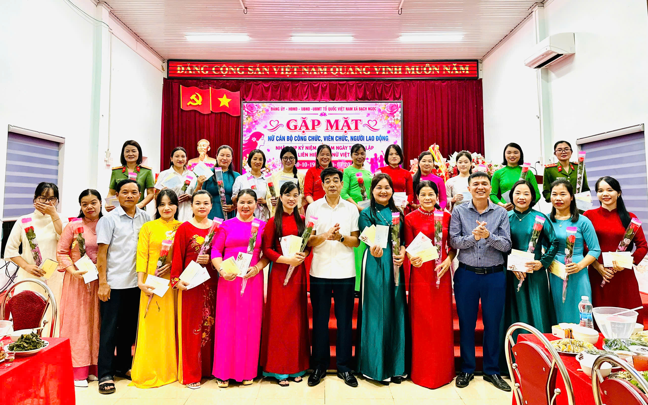 Xã Bạch Ngọc gặp mặt, chúc mừng nữ cán bộ, công chức, viên chức và người lao động nhân dịp 20/10