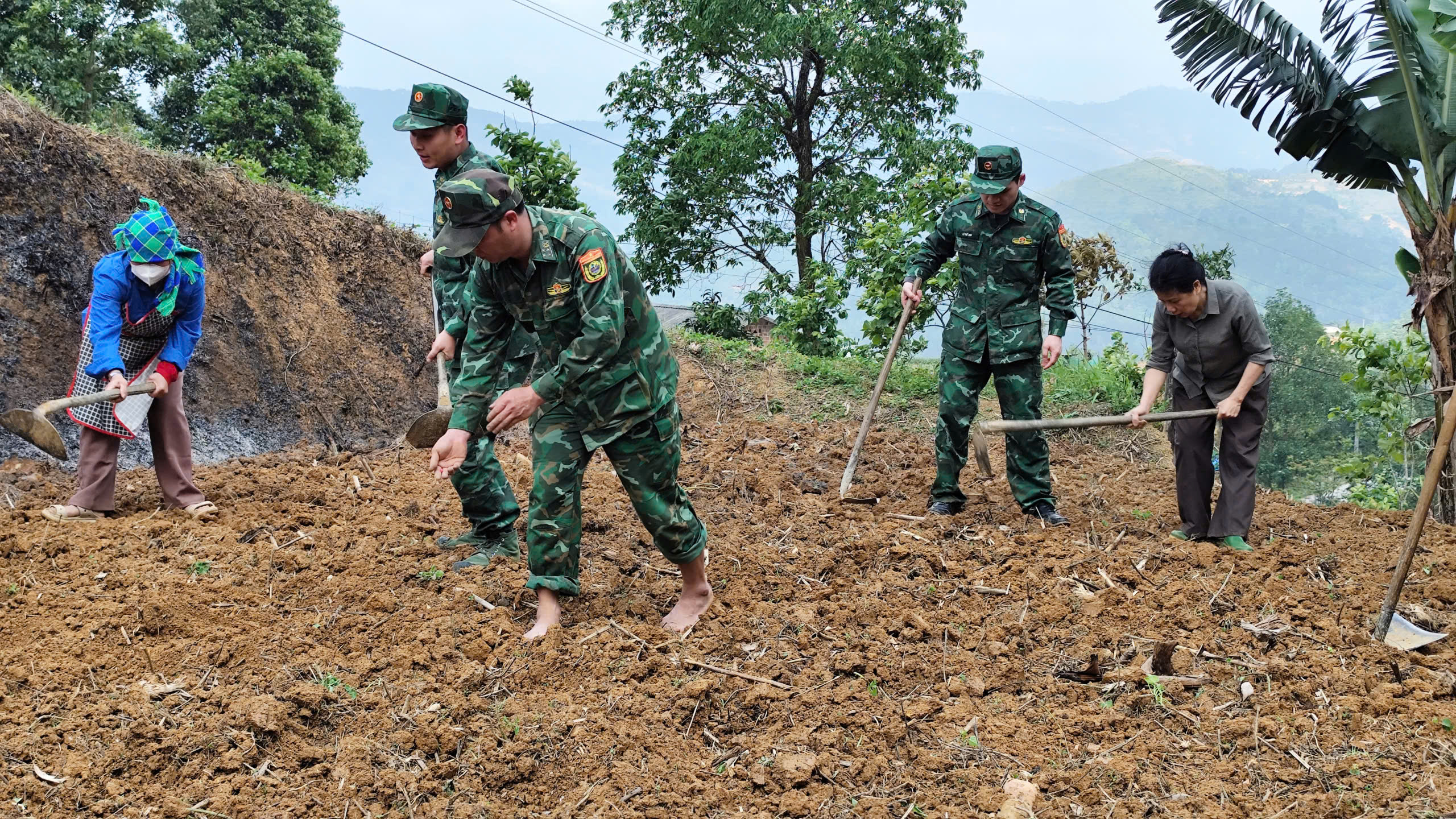 Phối hợp hiệu quả giữa Hội LHPN, Tổ công tác Biên phòng Bát Đại Sơn và BCH Quân sự xã trong tăng gia sản xuất