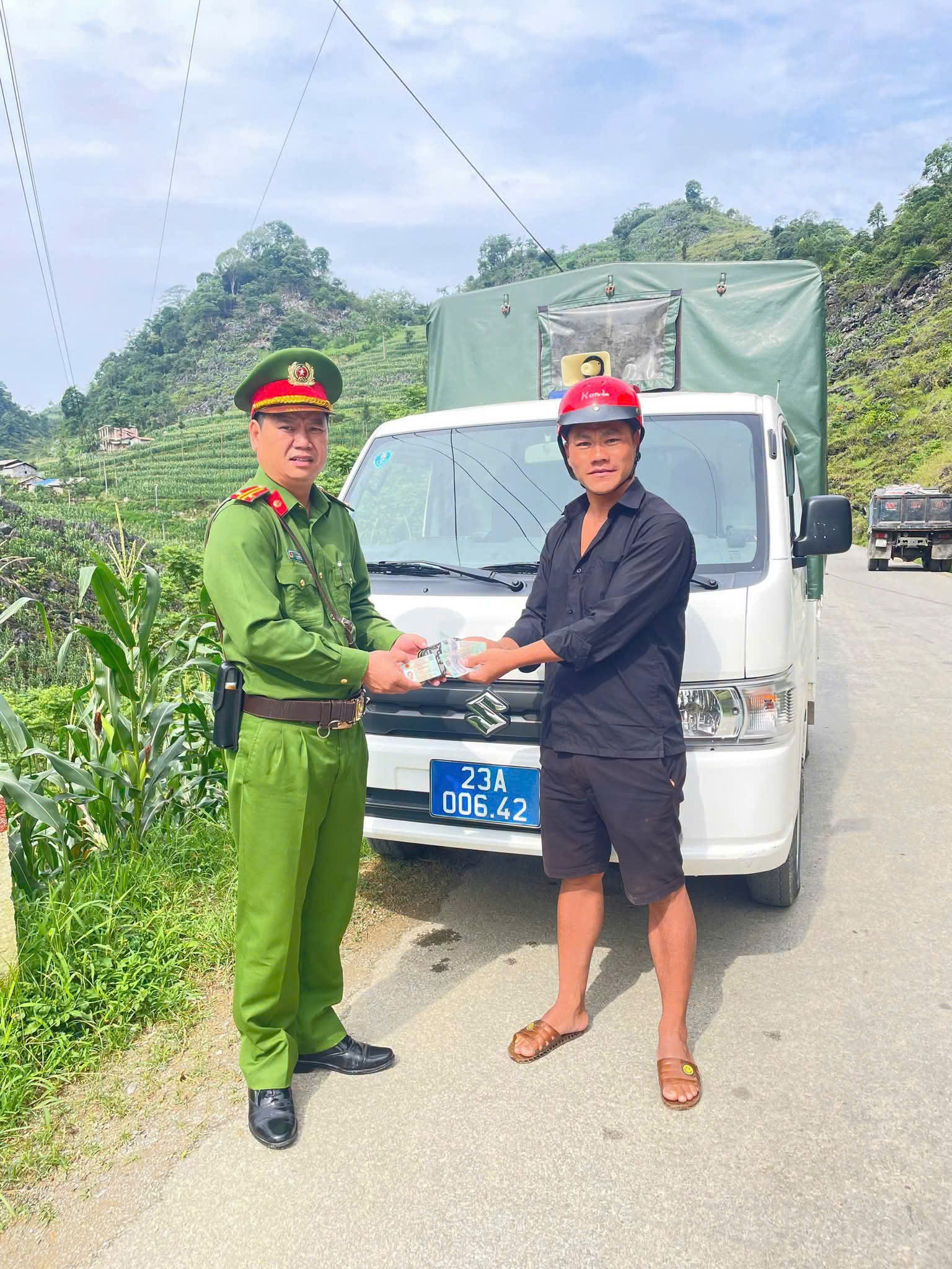 CÔNG AN XÃ THẮNG MỐ HỖ TRỢ NGƯỜI DÂN TÌM LẠI TÀI SẢN