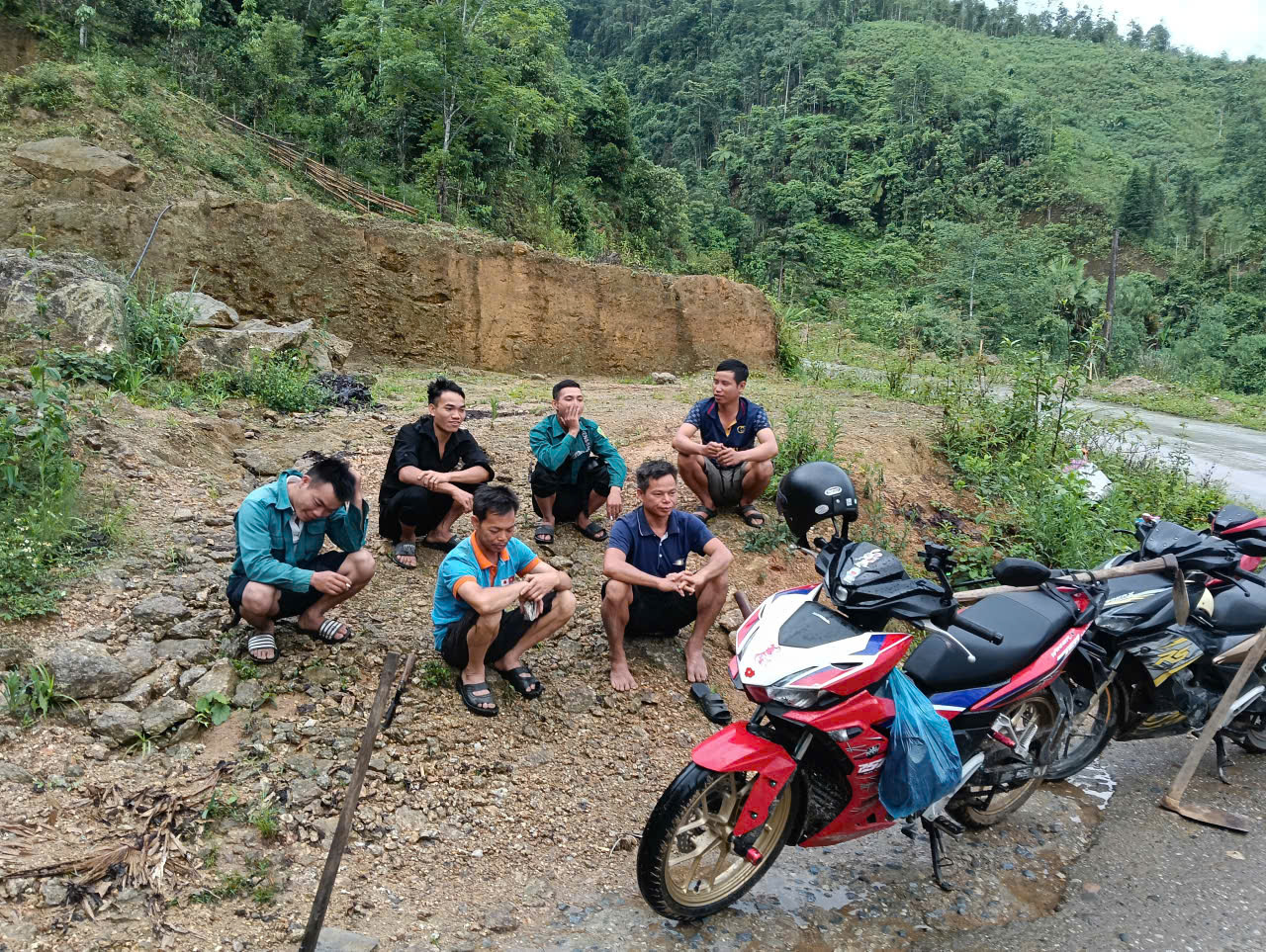 Nhân dân thôn Khuổi Xỏm chung tay phát đường, chăm sóc cây xanh, làm đẹp quê hương