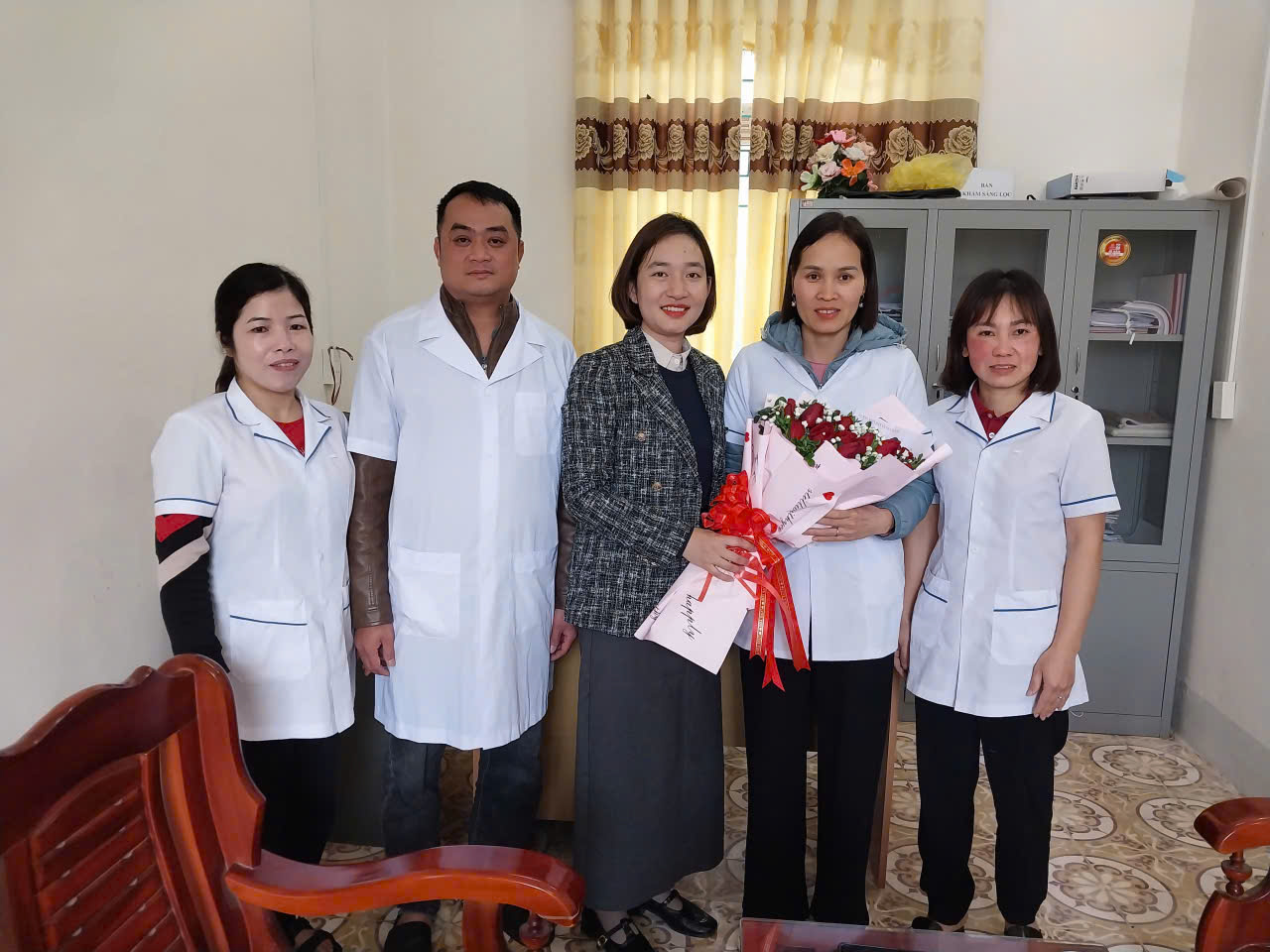 Lãnh đạo xã Thàng Tín thăm, tặng quà các Y, Bác sĩ nhân dịp kỷ niệm Ngày Thầy thuốc Việt Nam