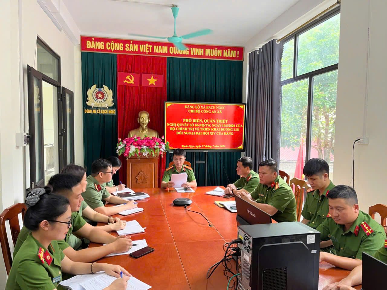 CÔNG AN XÃ BẠCH NGỌC TỔ CHỨC PHỔ BIẾN, QUÁN TRIỆT NGHỊ QUYẾT SỐ 06-NQ/TW CỦA BỘ CHÍNH TRỊ VỀ TRIỂN KHAI ĐƯỜNG LỐI ĐỐI NGOẠI ĐẠI HỘI XIV CỦA ĐẢNG