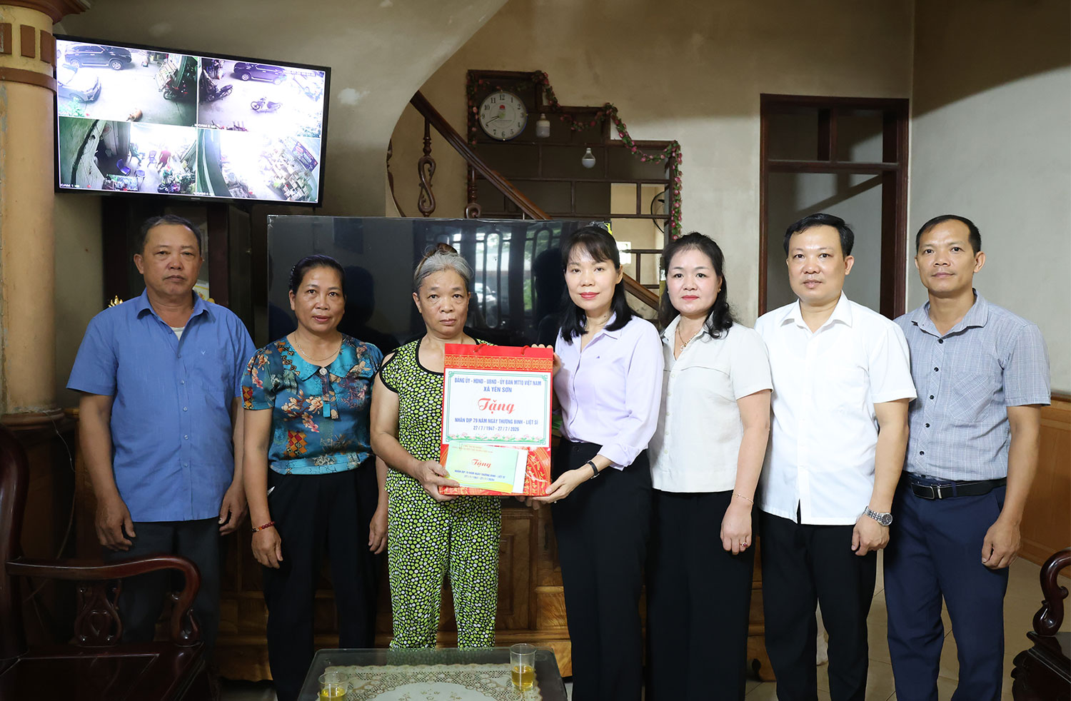 Đồng chí Bí thư Đảng ủy xã thăm, tặng quà gia đình chính sách tại thôn Phố Lang Quán