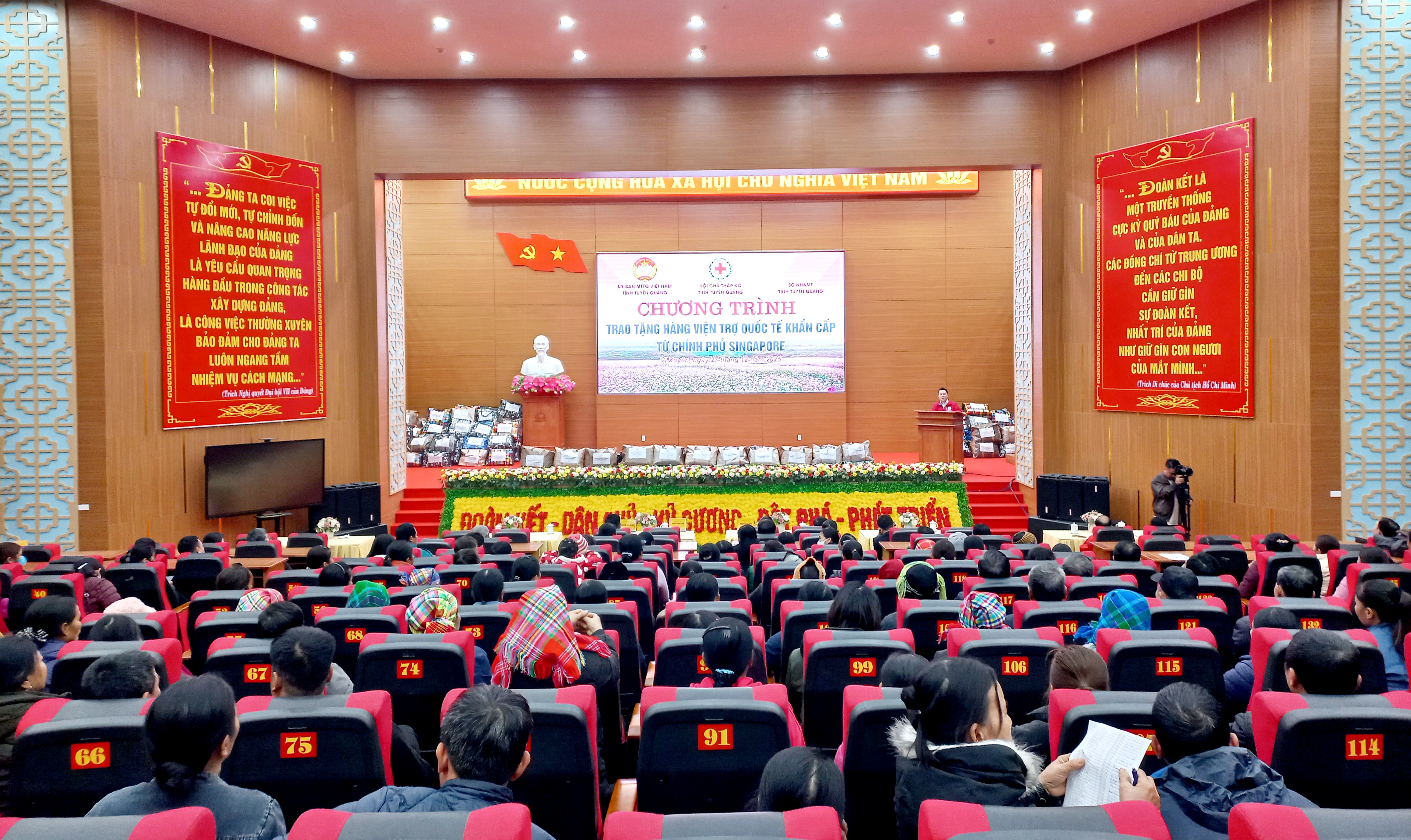 Trao 408 túi hàng viện trợ quốc tế cho người dân vùng lũ xã Vị Xuyên