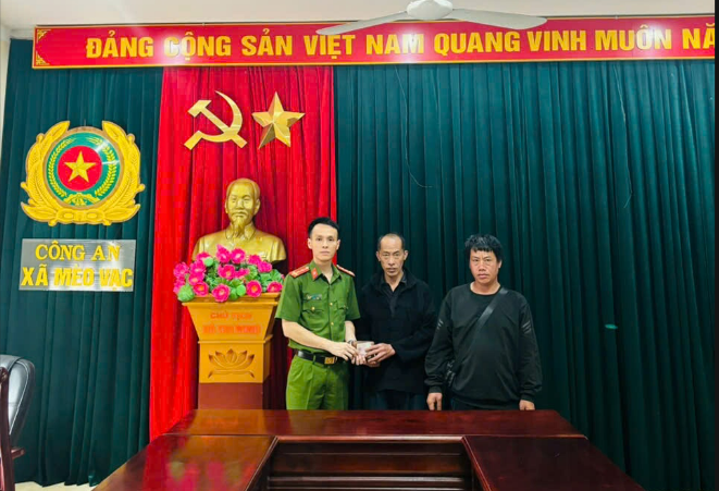 ĐẸP HÌNH ẢNH DU KHÁCH: “PHƯỢT THỦ” NHẶT ĐƯỢC TÀI SẢN, TRAO TRẢ NGƯỜI MẤT