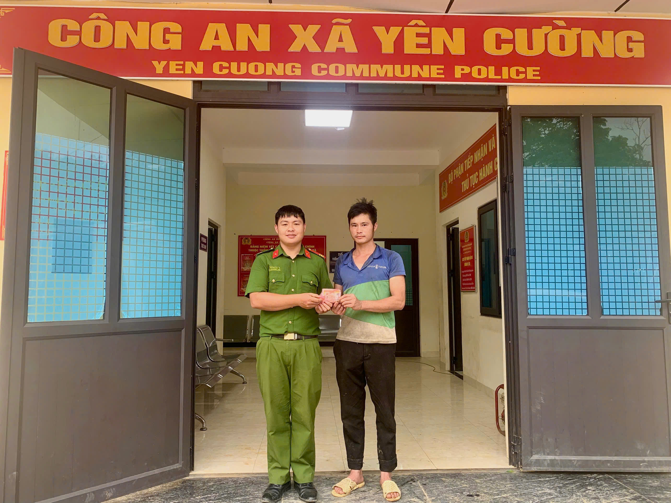 CÔNG AN XÃ YÊN CƯỜNG TRAO TRẢ TÀI SẢN BỊ ĐÁNH RƠI CHO NGƯỜI DÂN