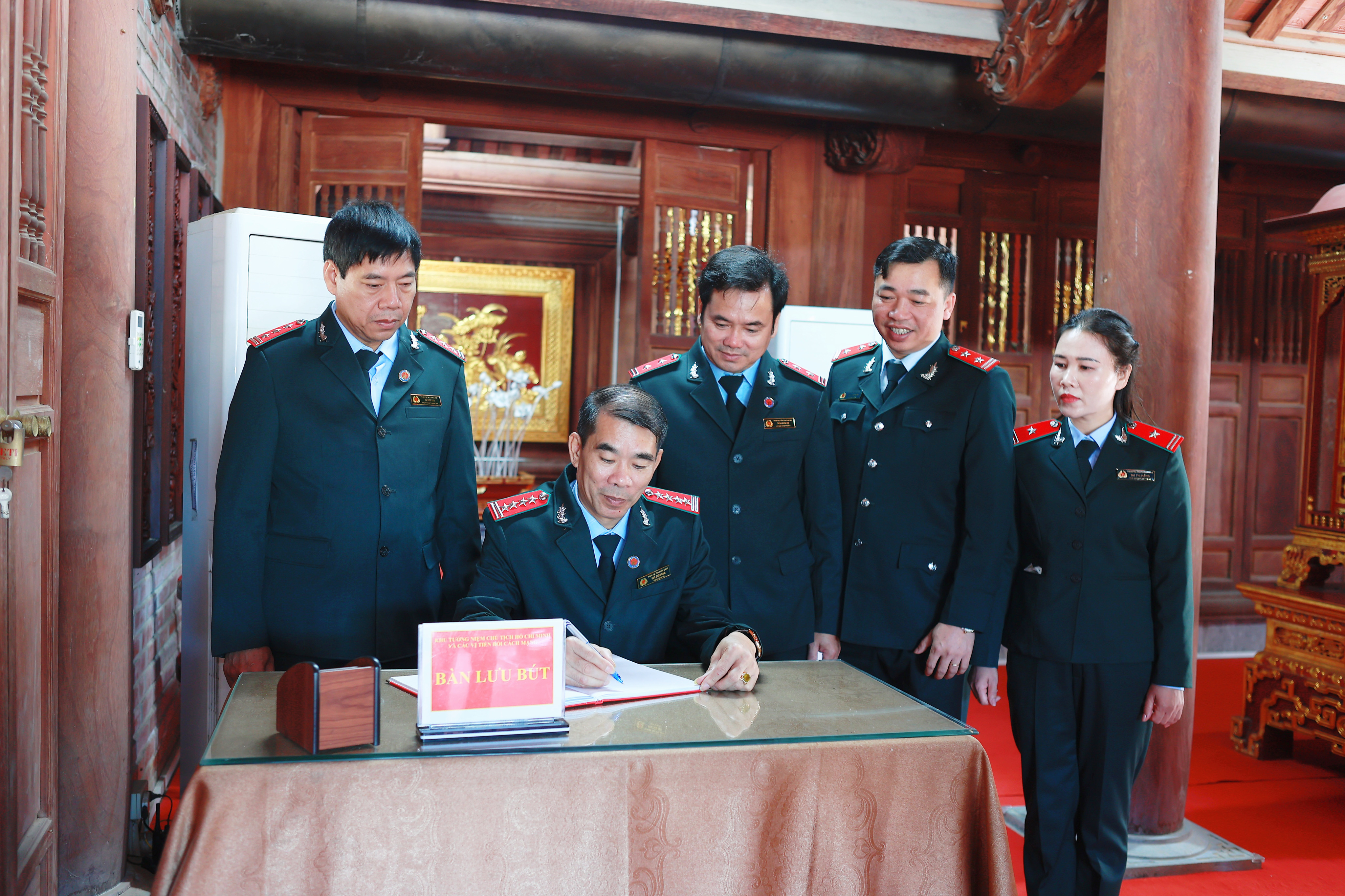 Thanh tra tỉnh Tuyên Quang dâng hương kỷ niệm 80 năm Ngày truyền thống Thanh tra Việt Nam (23/11/1945-23/11/2025)