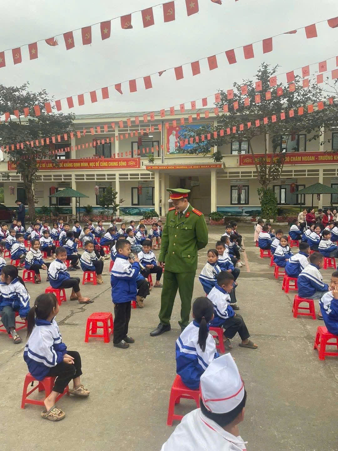 LIÊN ĐỘI TRƯỜNG TIỂU HỌC BẰNG LANG TỔ CHỨC SINH HOẠT DƯỚI CỜ LỒNG GHÉP TUYÊN TRUYỀN PHÒNG CHÁY, CHỮA CHÁY