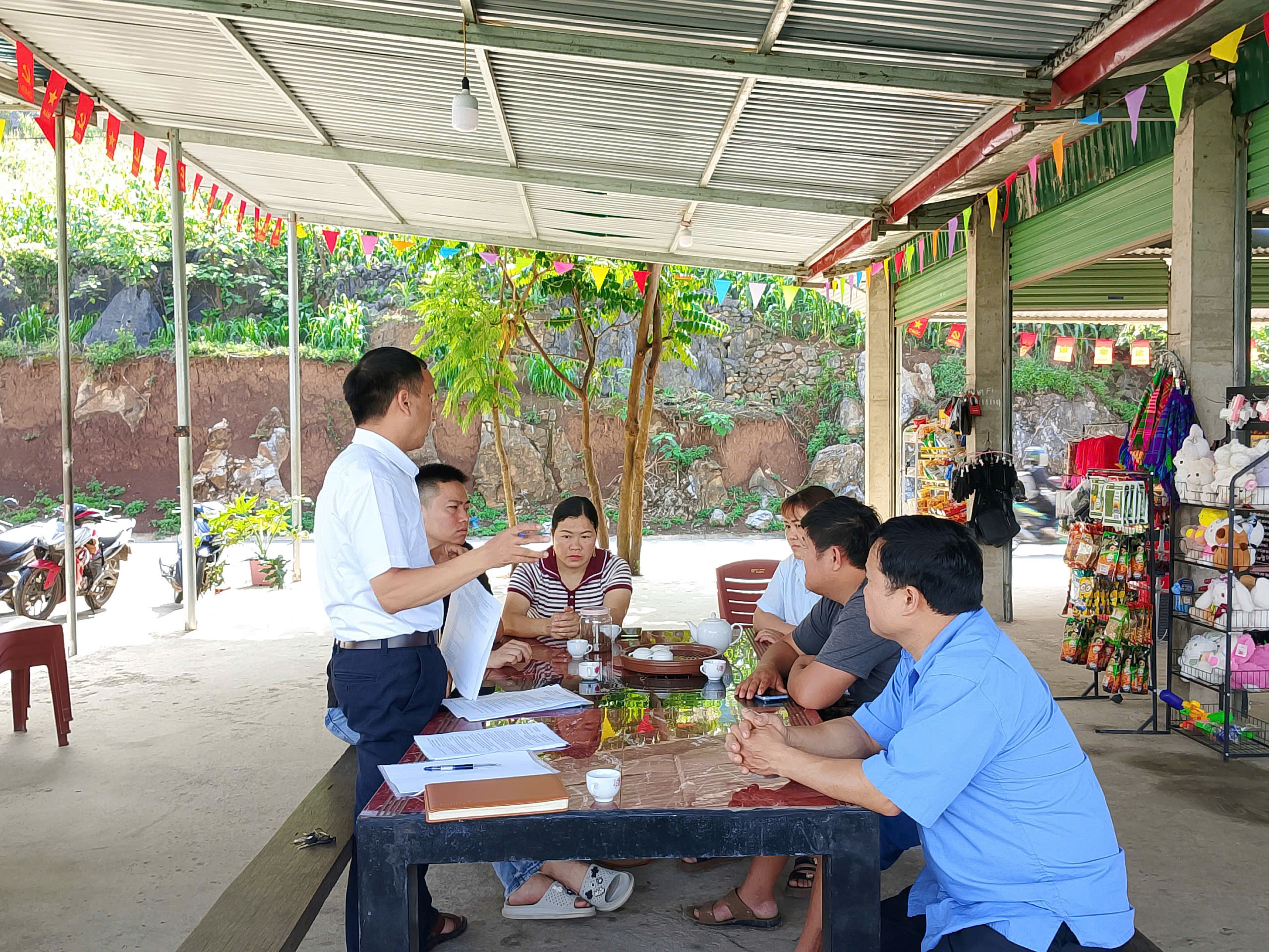 ĐỒNG CHÍ GIÀNG MÍ VÀ - PHÓ CHỦ TỊCH UBND XÃ LŨNG PHÌN LÀM VIỆC VỚI CÁC CHỦ ĐẤT, HỘ KINH DOANH VỀ CẢI TẠO, CHỈNH TRANG PHỤC VỤ TÁI ĐÁNH GIÁ CÔNG VIÊN ĐỊA CHẤT TOÀN CẦU UNESCO CAO NGUYÊN ĐÁ ĐỒNG VĂN
