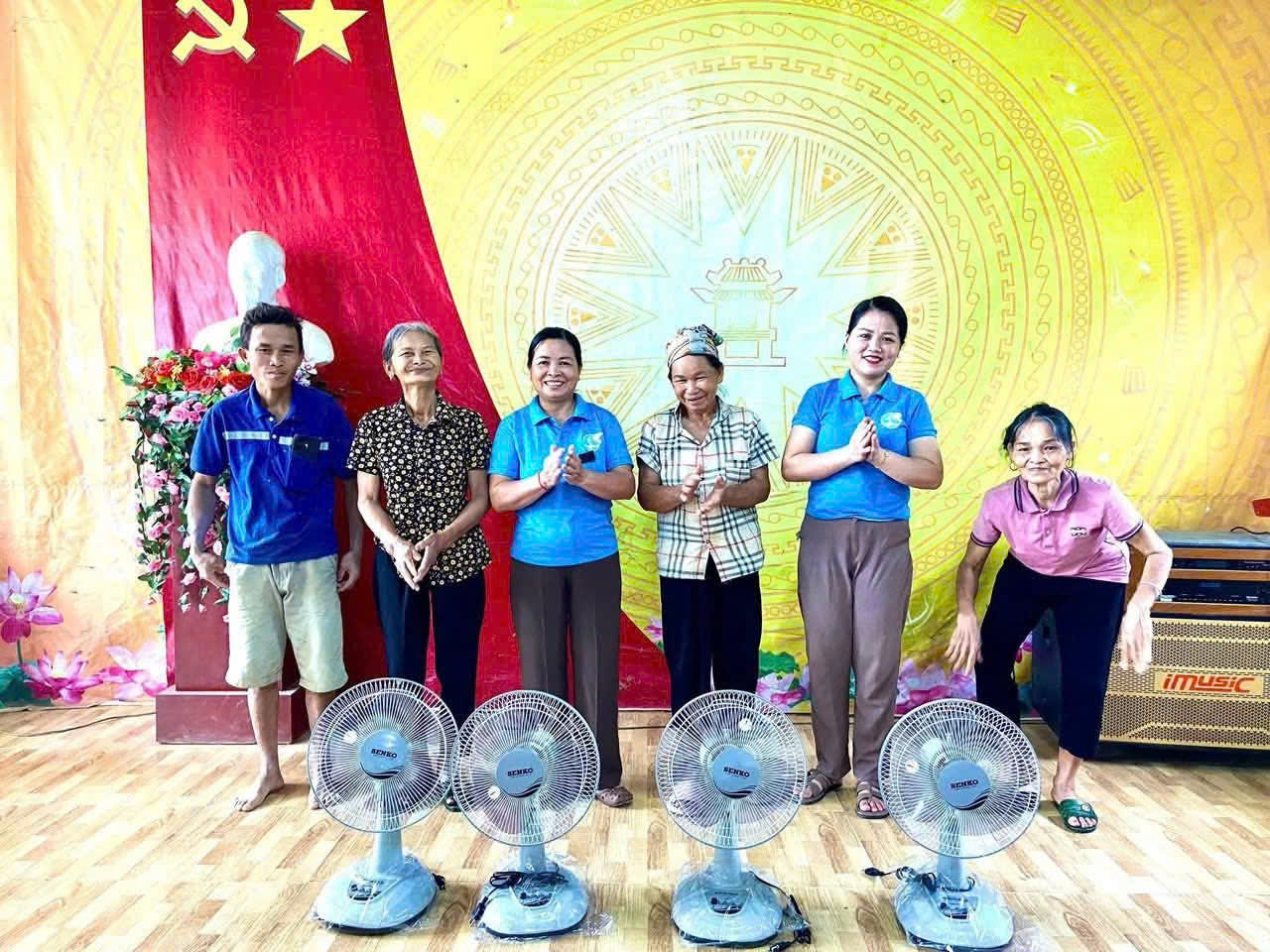 CHI HỘI PHỤ NỮ THÔN TÂN MINH, XÃ TÂN AN TRAO QUÀ CHO HỘI VIÊN PHỤ NỮ NGHÈO TỪ NGUỒN ỦNG HỘ “ỐNG TRE TIẾT KIỆM”