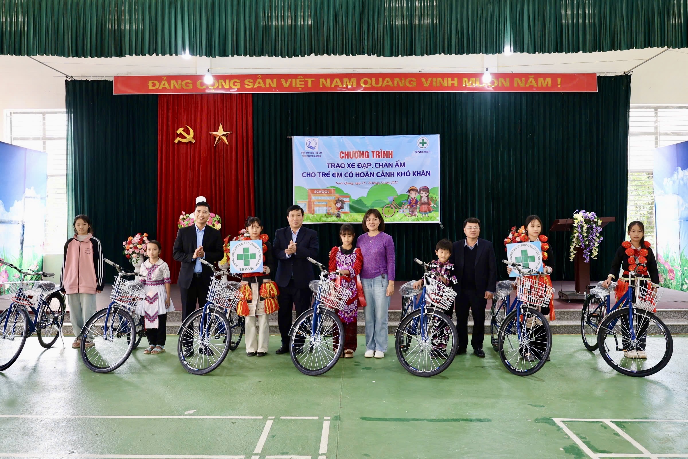 Trao tặng 20 chiếc xe đạp và 50 chăn ấm cho học sinh nghèo, có hoàn cảnh khó khăn trên địa bàn xã Lâm Bình