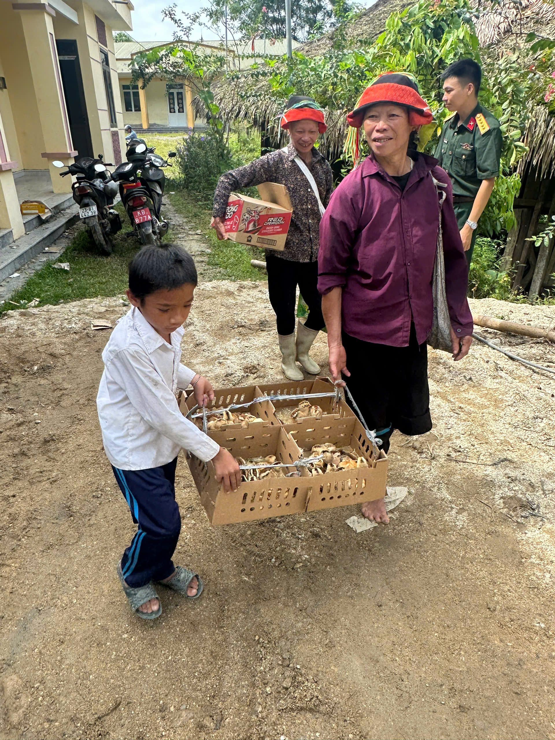 Ban Chỉ huy Quân sự xã Cao Bồ trao tặng cờ Tổ quốc và gà giống cho Nhân dân thôn Khuổi Luông