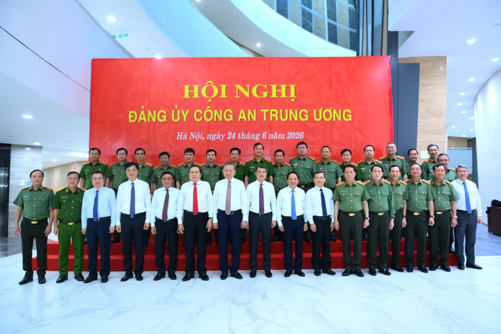 LỰC LƯỢNG CÔNG AN NHÂN DÂN TIẾP TỤC KHẲNG ĐỊNH RÕ NÉT SỰ TẬN TRUNG VỚI ĐẢNG, TẬN HIẾU VỚI DÂN