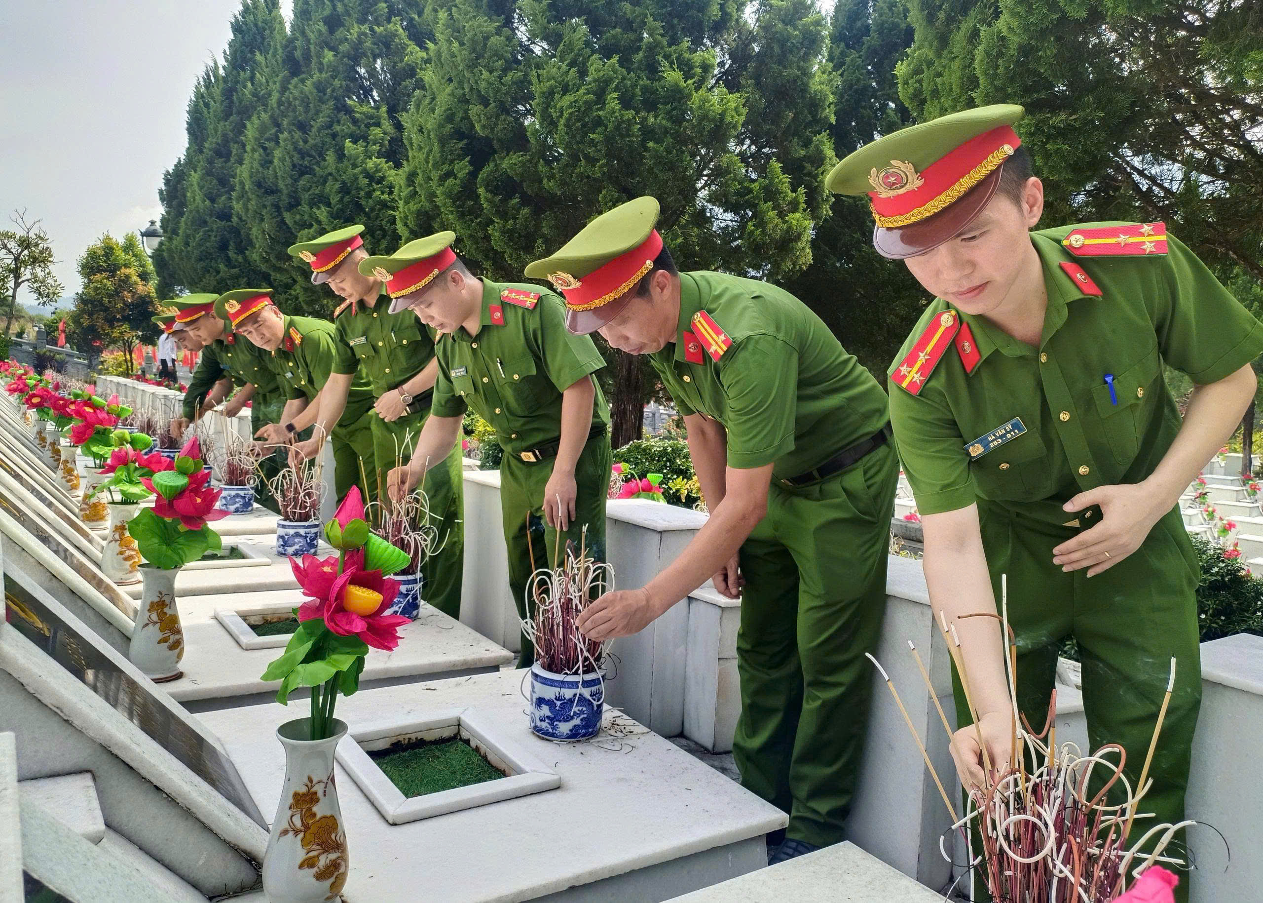 Công an xã Yên Phú tổ chức sinh hoạt chính trị tại nghĩa trang liệt sĩ Quốc gia Vị Xuyên