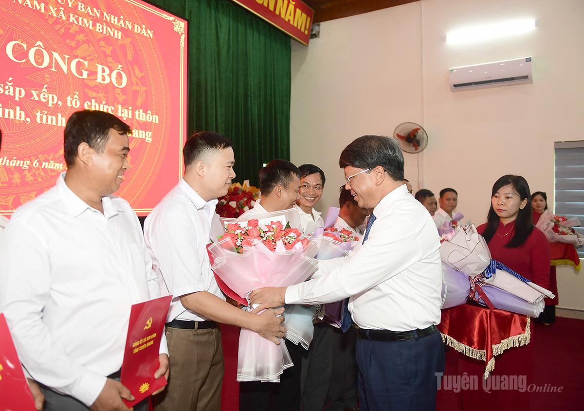 Phó Chủ tịch Thường trực Ủy ban MTTQ Việt Nam tỉnh Hà Trung Kiên dự công bố quyết định sắp xếp thôn tại xã Kim Bình và Tri Phú
