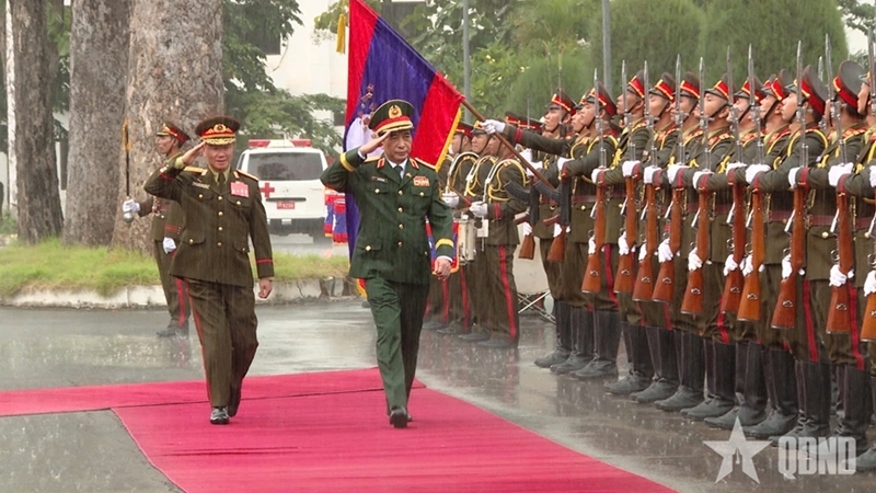 Defense Minister Phan Van Giang holds talks with Lao counterpart