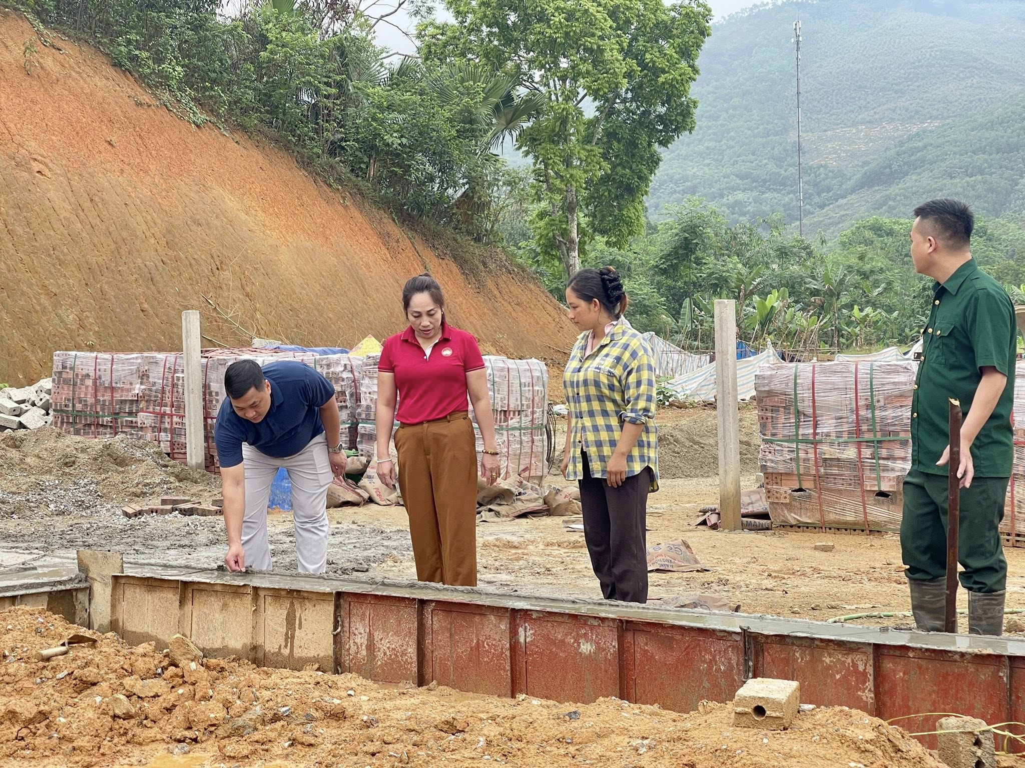 Chung tay hỗ trợ hộ nghèo Giàng Thị Cái xây dựng nhà ở