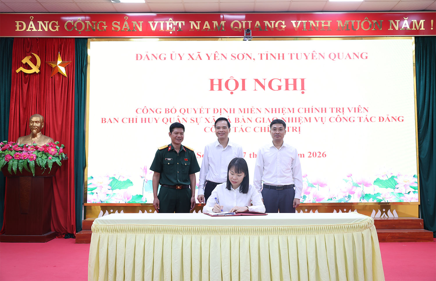 Công bố quyết định miễn nhiệm Chính trị viên Ban CHQS xã Yên Sơn và bàn giao nhiệm vụ công tác đảng, công tác chính trị