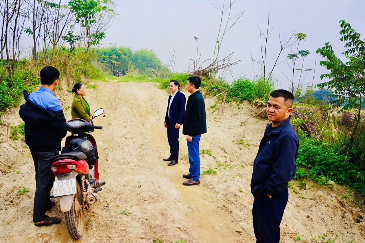 ng&ograve;i han khảo s&aacute;t đường.jpg