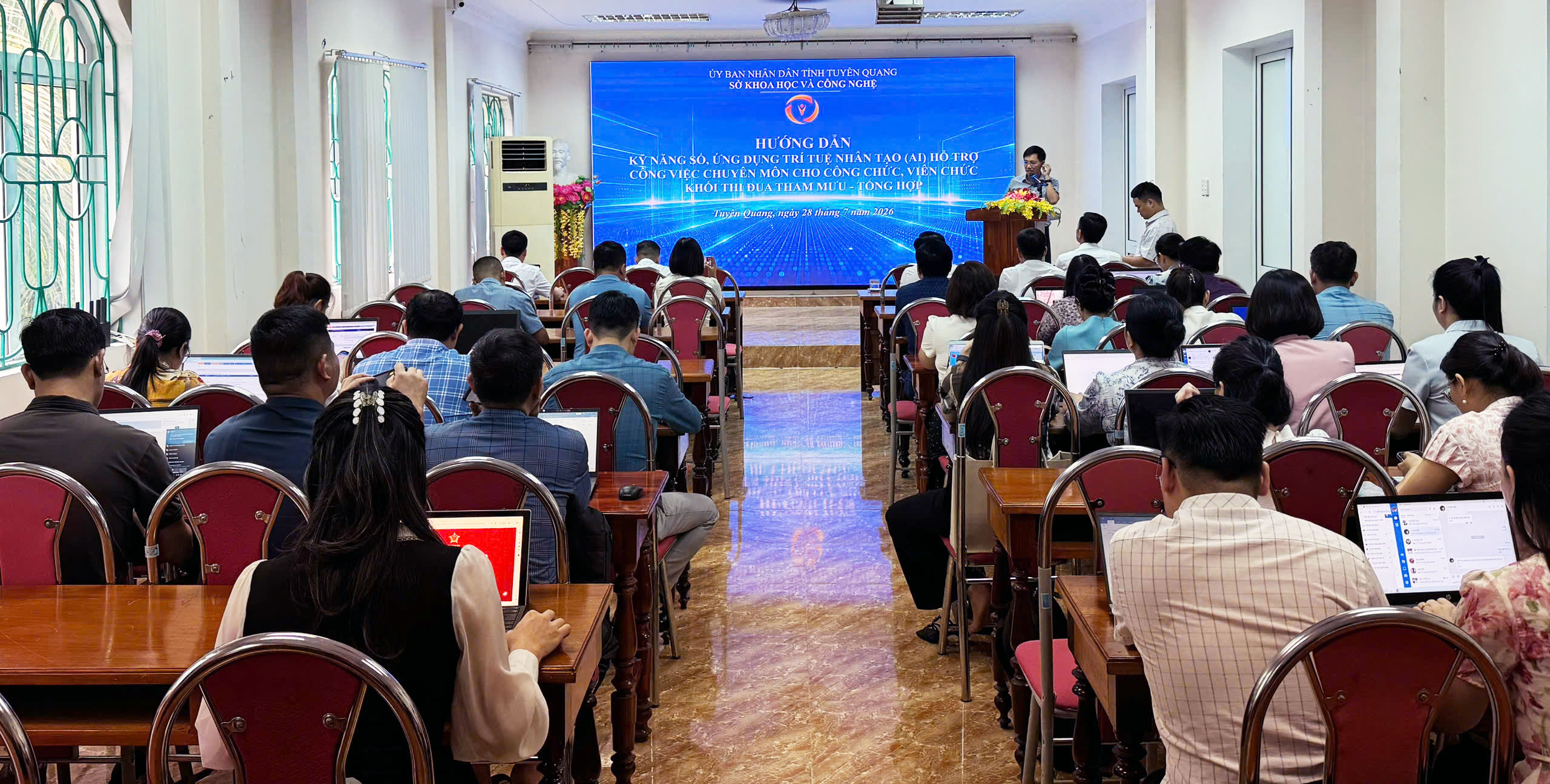 Hướng dẫn kỹ năng số, ứng dụng trí tuệ nhân tạo (AI) cho các cơ quan khối thi đua Tham mưu - Tổng hợp tỉnh Tuyên Quang