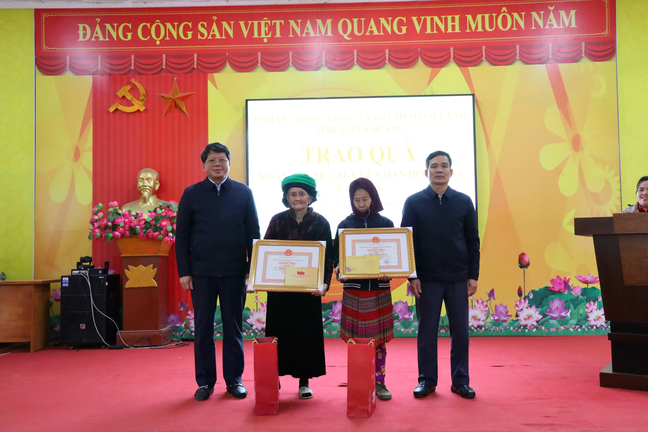 Đồng chí Hà Trung Kiên tặng quà, làm việc tại xã Ngọc Long