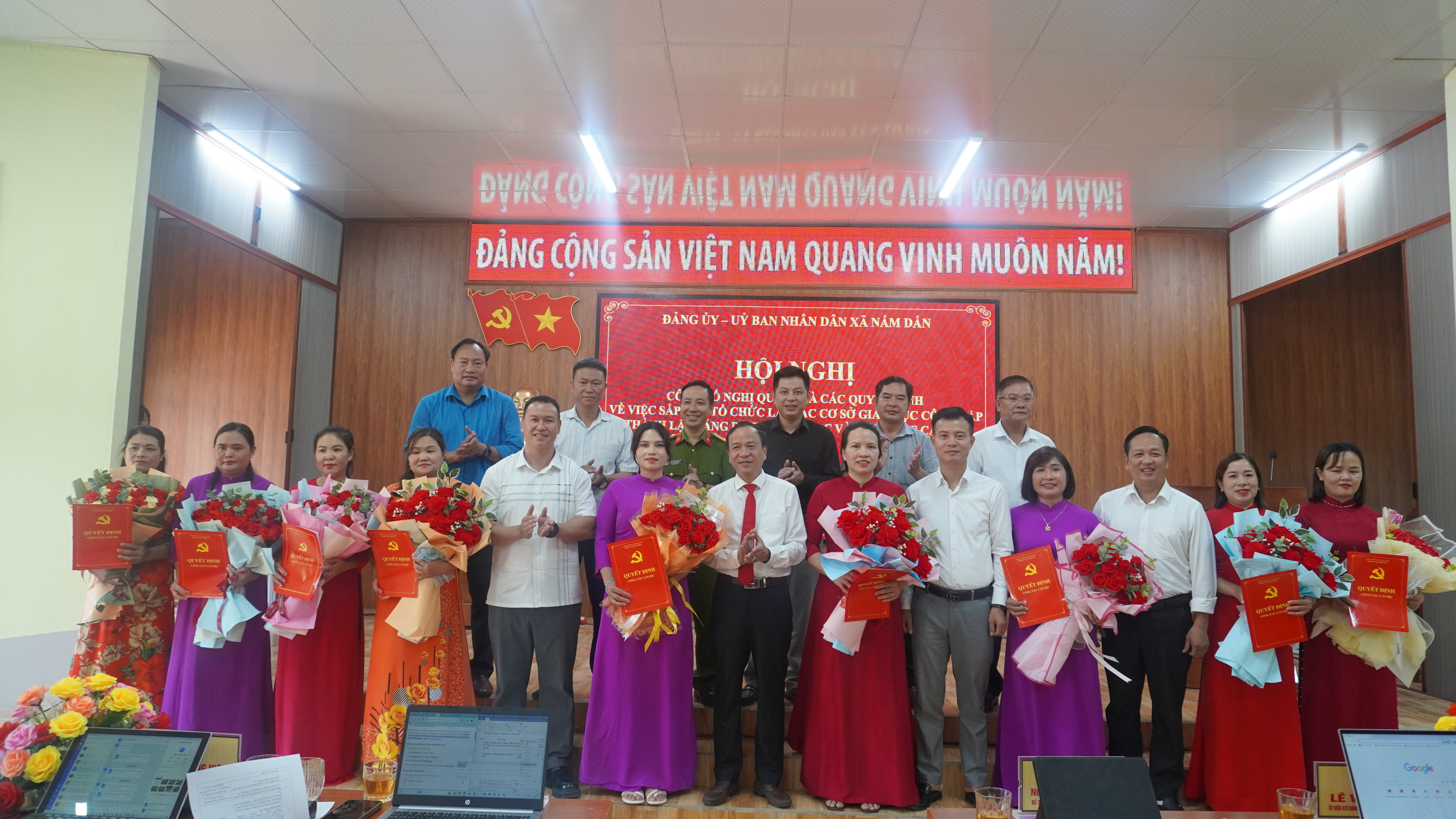 NẤM DẨN CÔNG BỐ NGHỊ QUYẾT VÀ CÁC QUYẾT ĐỊNH VỀ VIỆC SẮP XẾP TỔ CHỨC LẠI CÁC CƠ SỞ GIÁO DỤC CÔNG LẬP THÀNH LẬP ĐẢNG BỘ TRƯỜNG HỌC VÀ CÔNG TÁC CÁN BỘ  