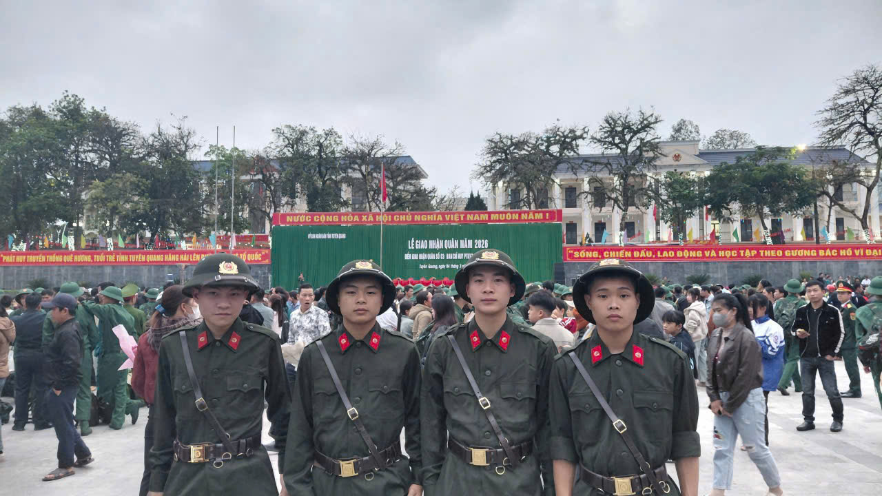 CÔNG AN XÃ TÂN TRỊNH SÁT CÁNH CÙNG THANH NIÊN TRONG NGÀY HỘI GIAO NHẬN QUÂN  