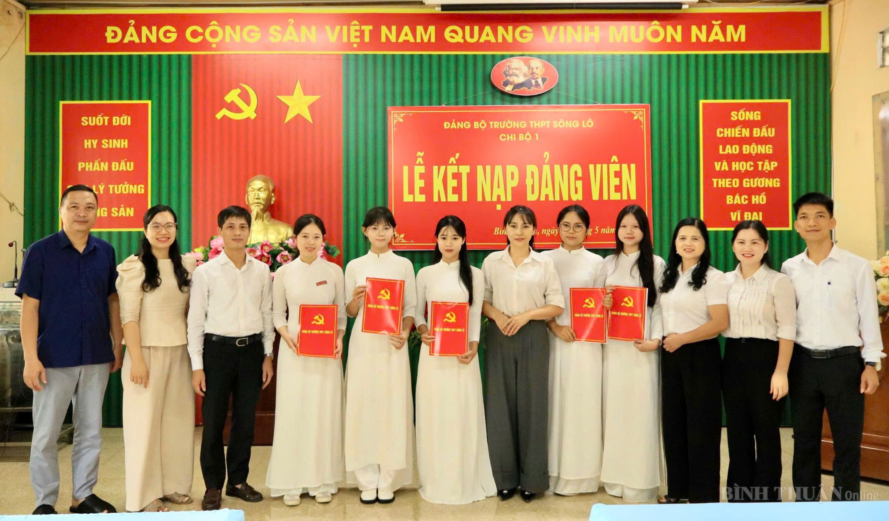CHI BỘ 1 TRƯỜNG THPT SÔNG LÔ TỔ CHỨC LỄ KẾT NẠP ĐẢNG VIÊN CHO 5 QUẦN CHÚNG ƯU TÚ